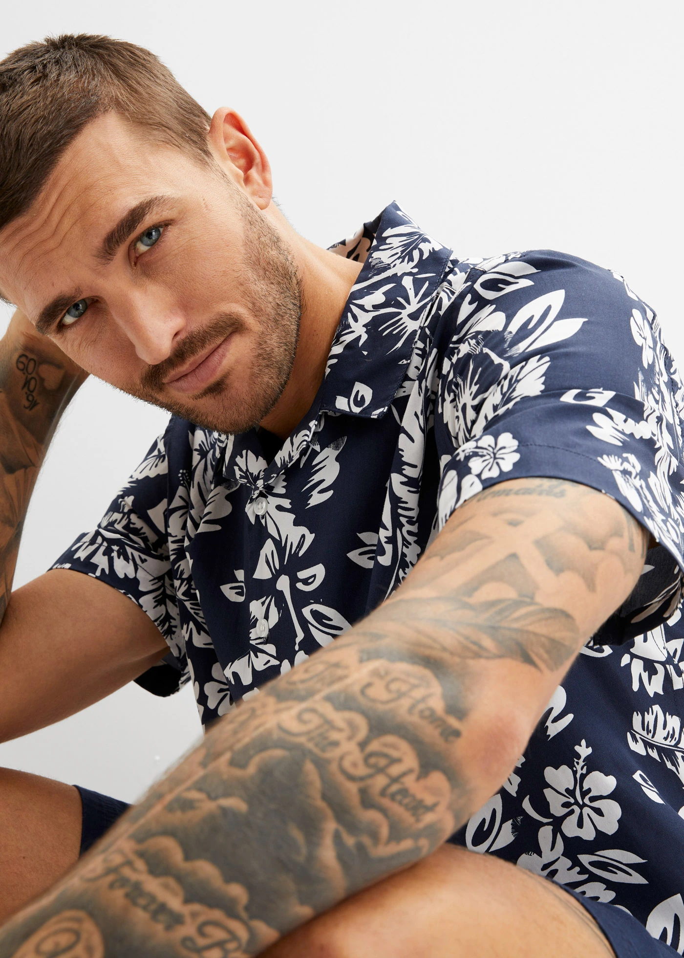 Havajská košile, krátký rukáv • tmavě modrá + bílá • bonprix obchod