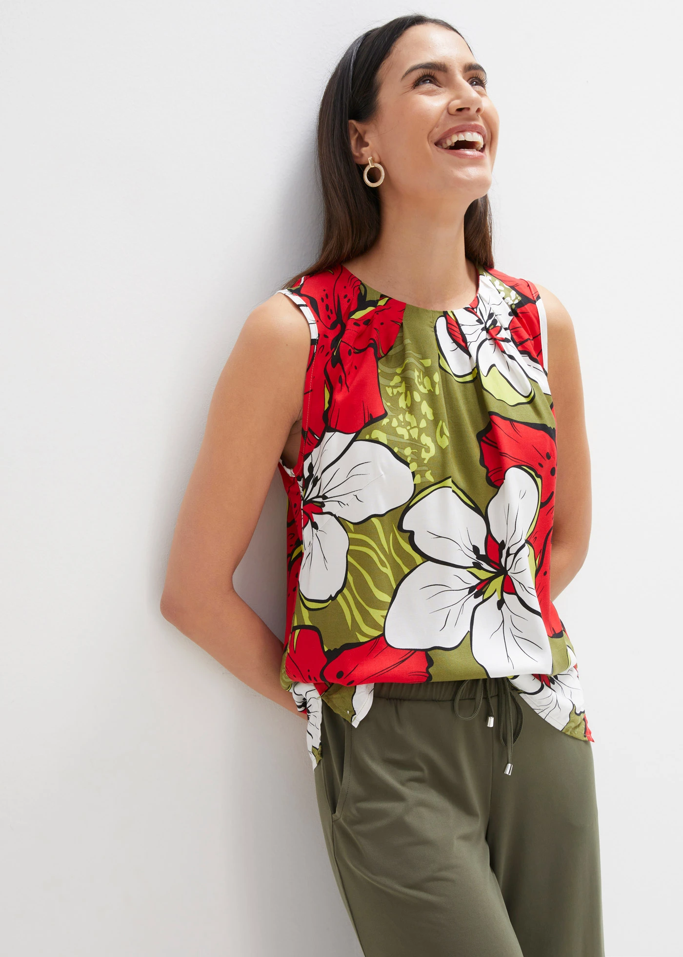 Halenkový top z viskózy • jahodovo-tmavě khaki s květy • bonprix obchod