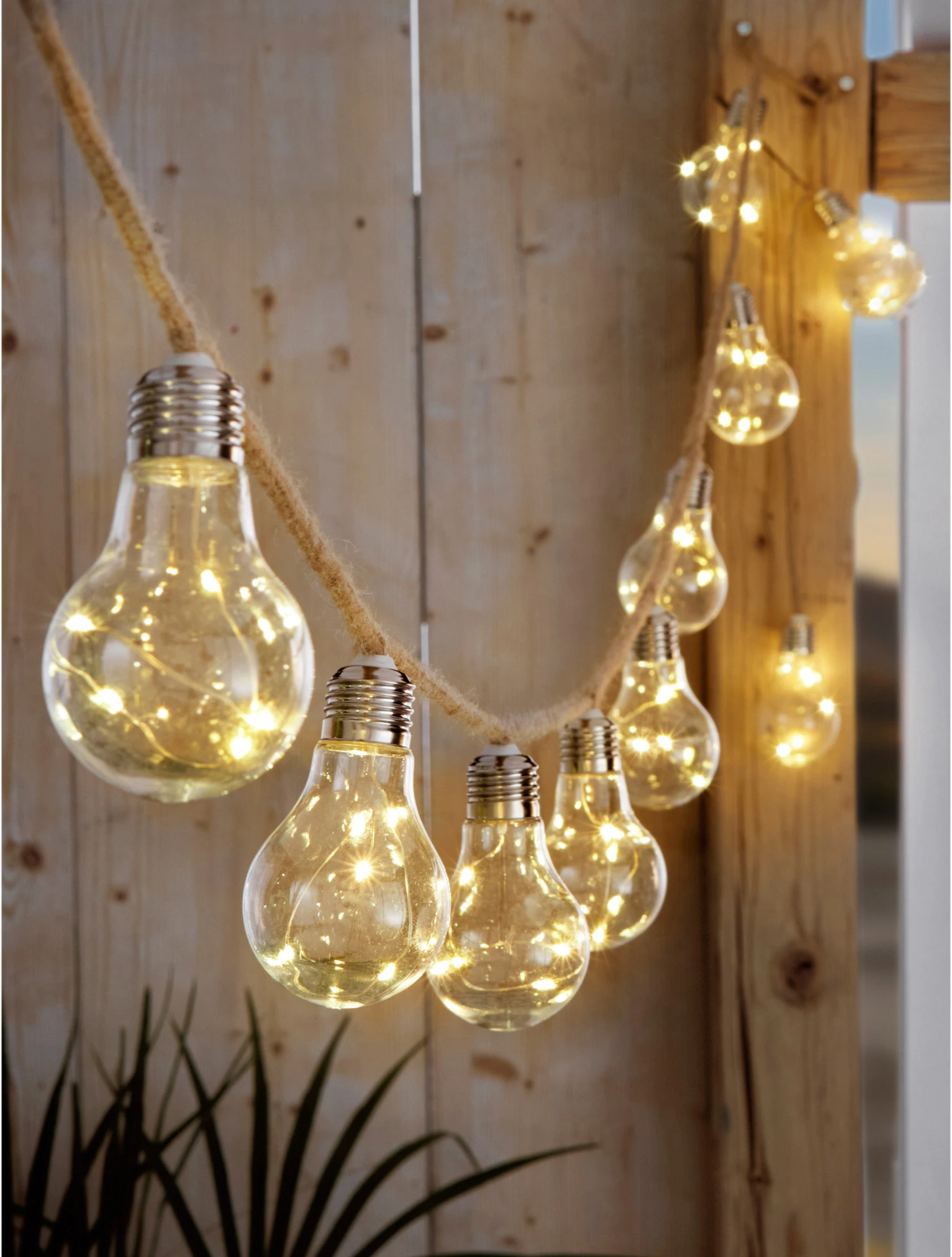 Guirlande lumineuse solaire avec boules • marron clair • Boutique bonprix