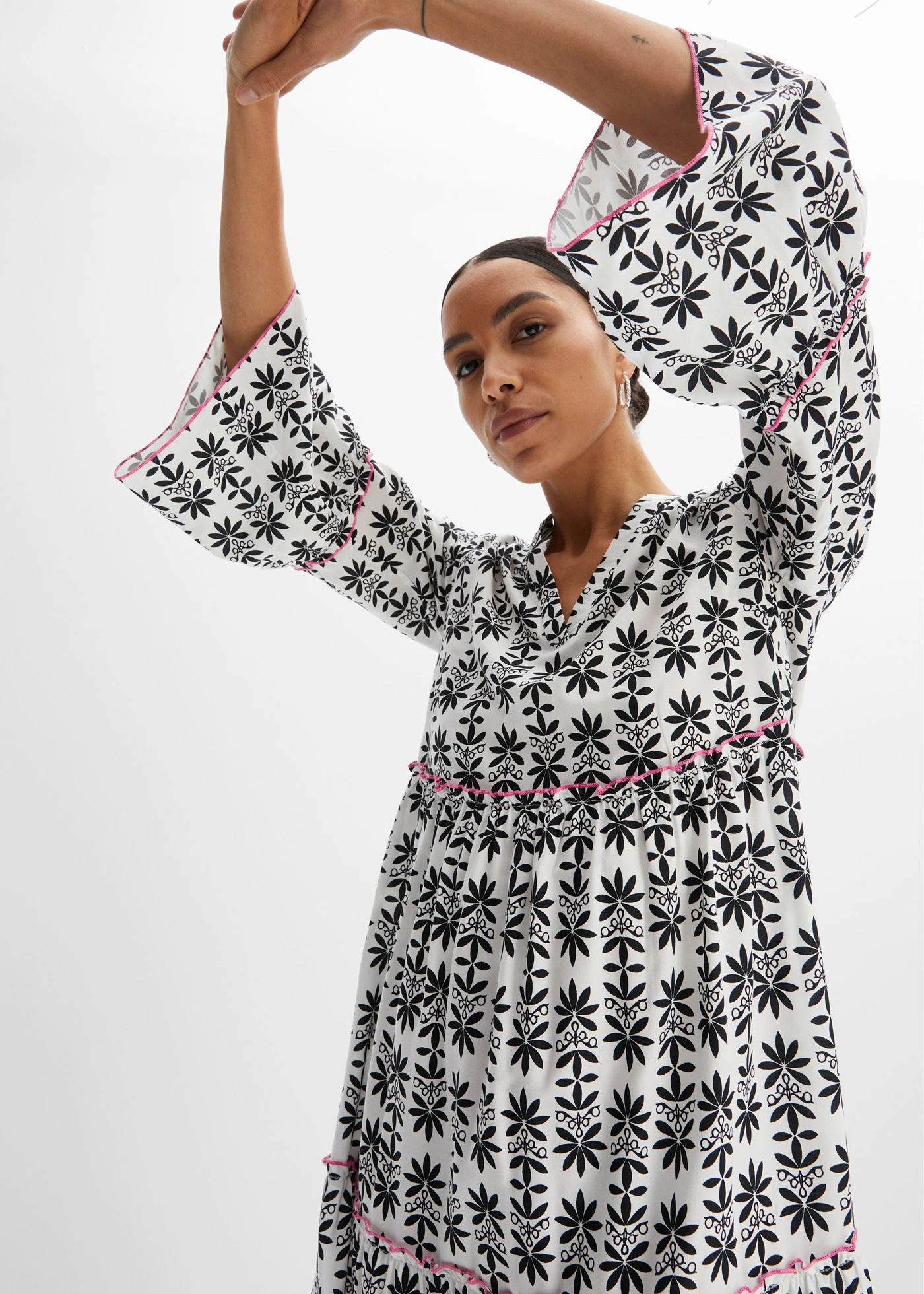 Tunikové šaty ze splývavé viskózy • přírodní bílo-neonově pink-černá s potiskem • bonprix obchod