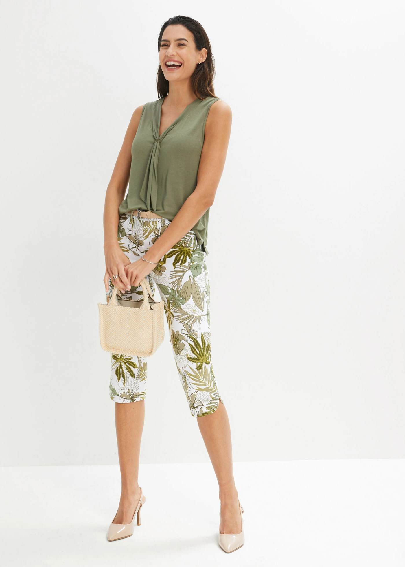 Pantalon corsaire • vert pin/blanc floral • Boutique bonprix
