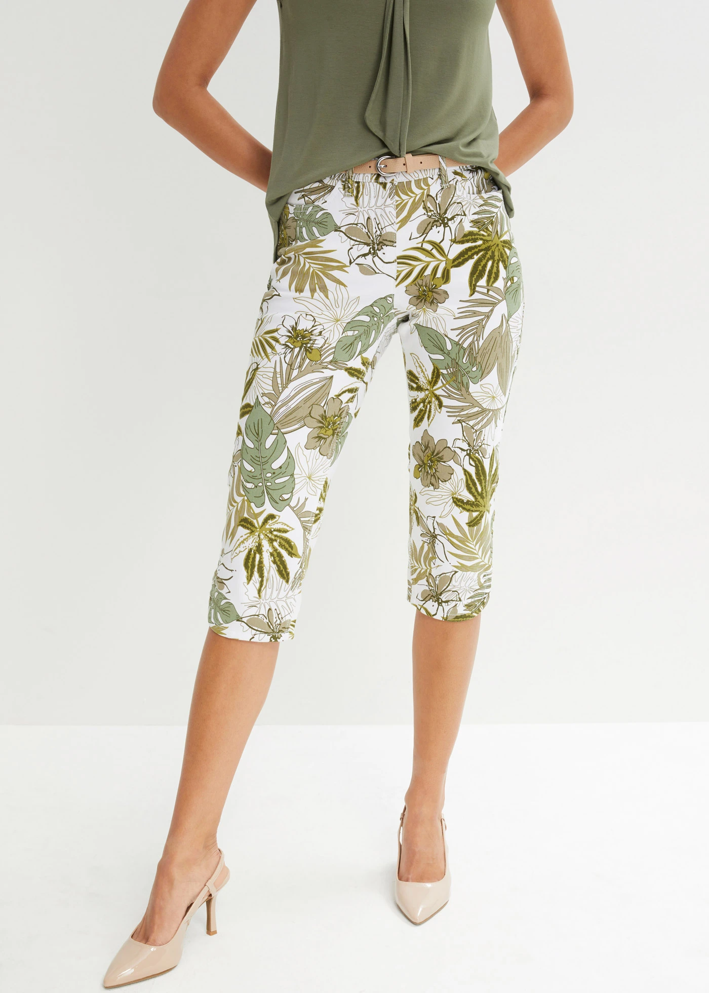 Pantalon corsaire • vert pin/blanc floral • Boutique bonprix