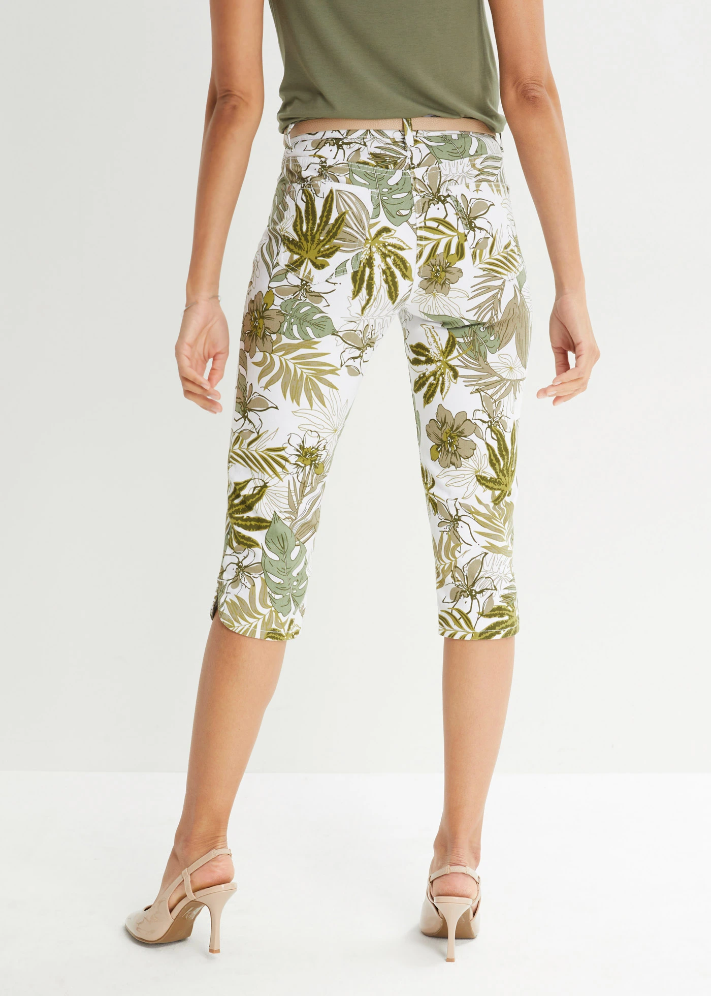 Pantalon corsaire • vert pin/blanc floral • Boutique bonprix