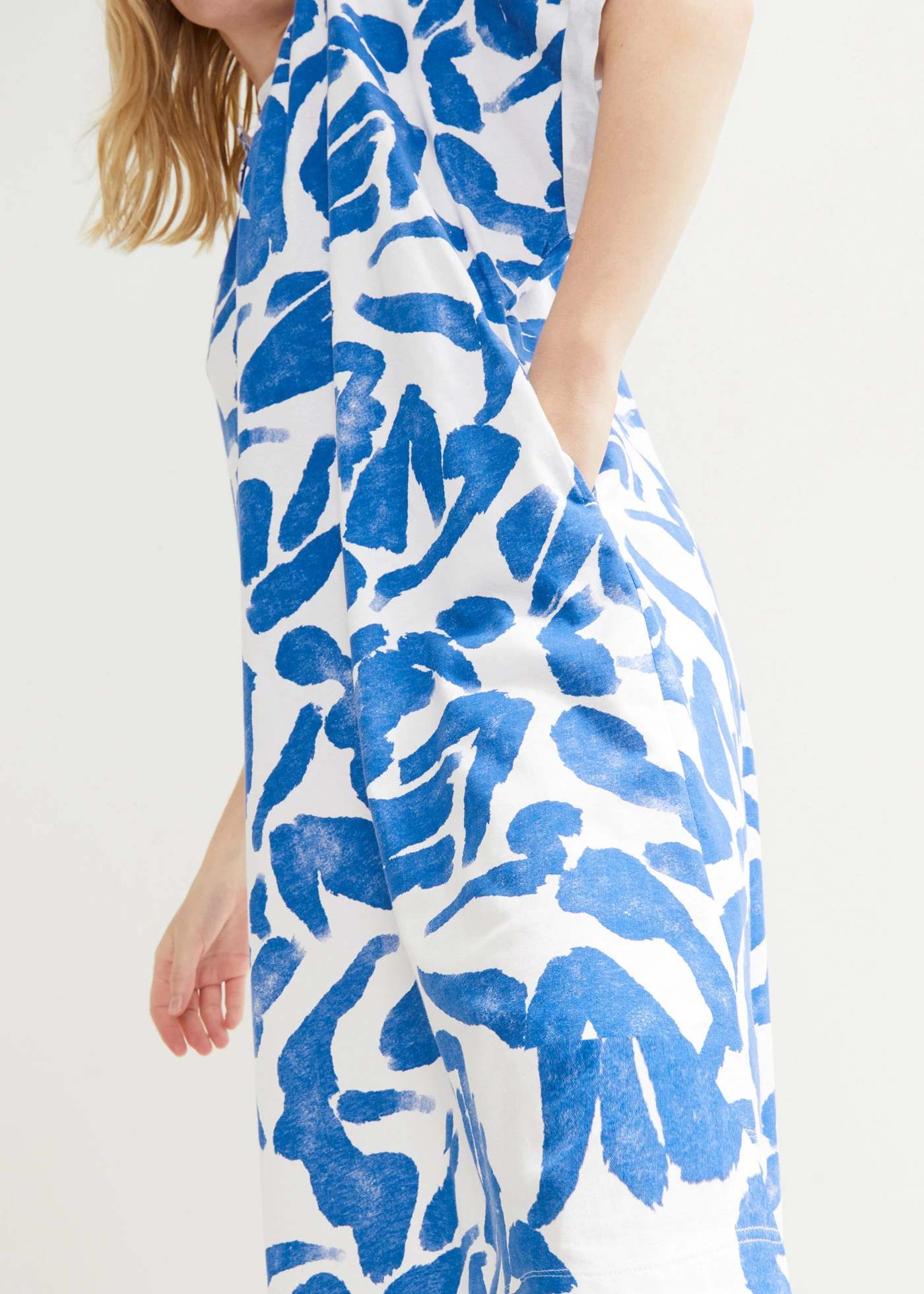 Žerzejové šaty • drahokamově modrá/bílá • bonprix obchod