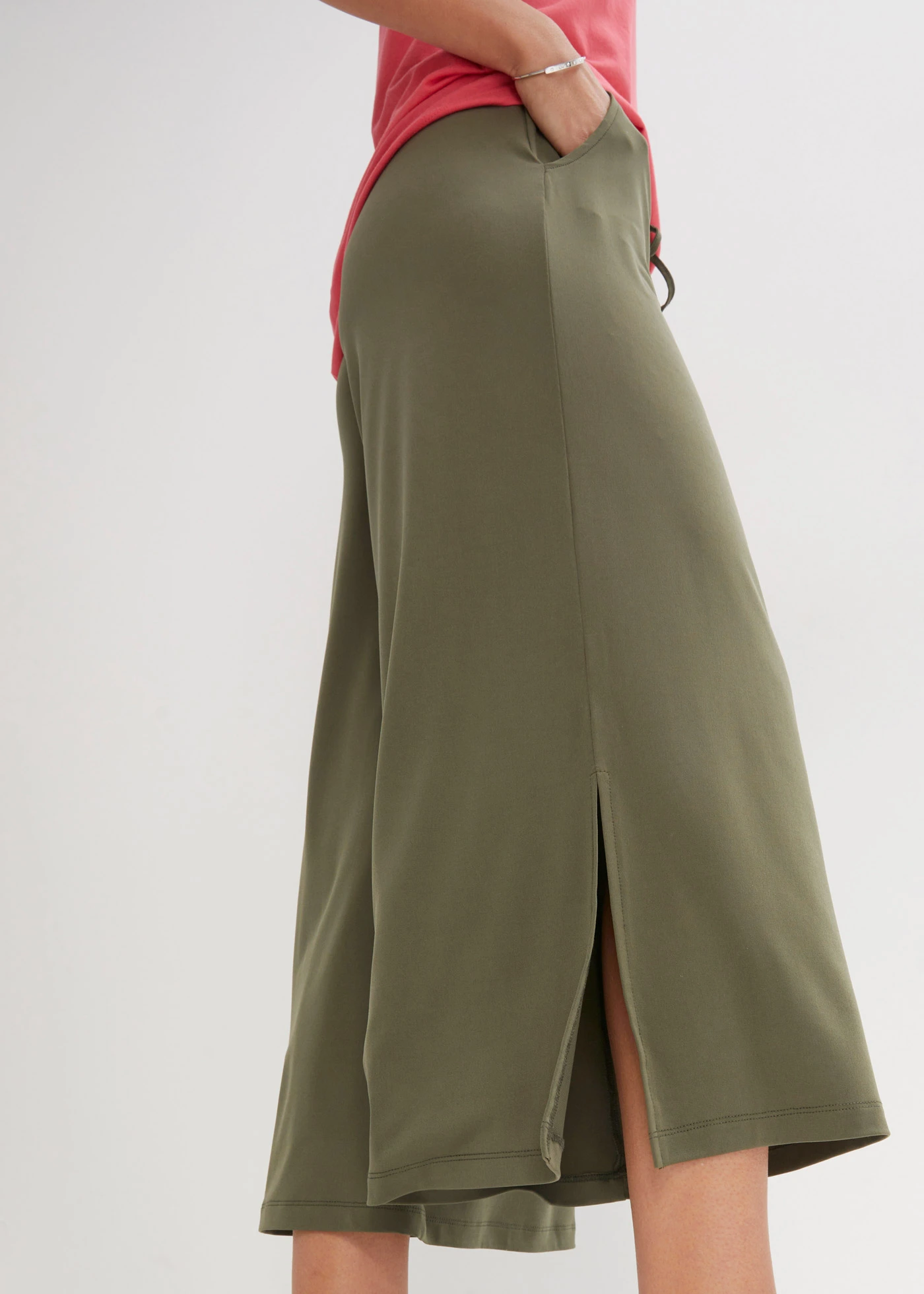 Jersey broek met een comfortabele band • donkerolijfgroen-zilverkleur • bonprix online shop