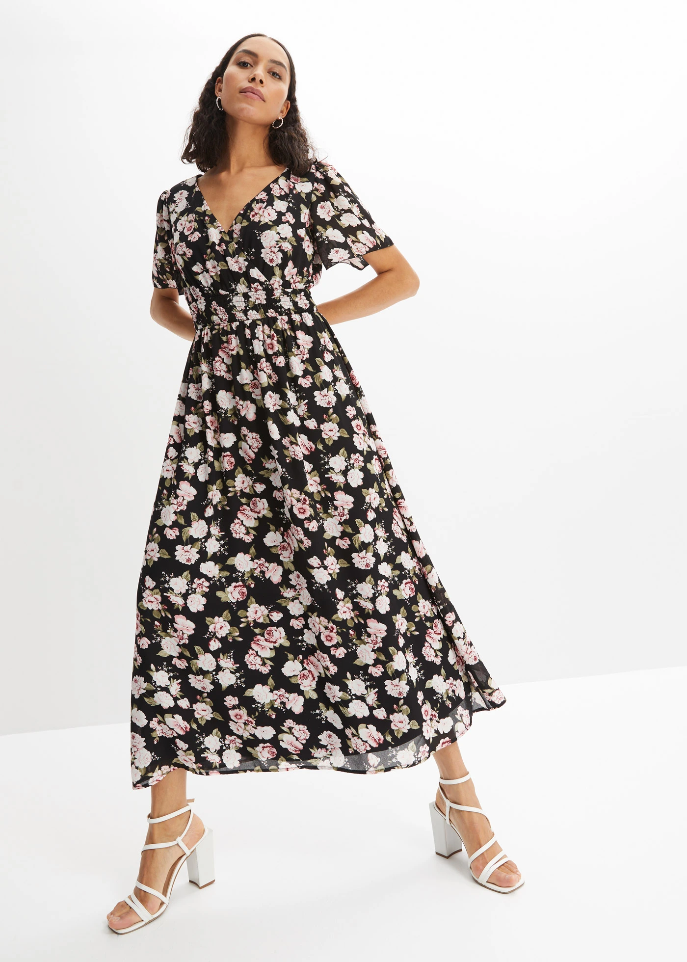 Robe longue à imprimé floral • noir avec roses • Boutique bonprix