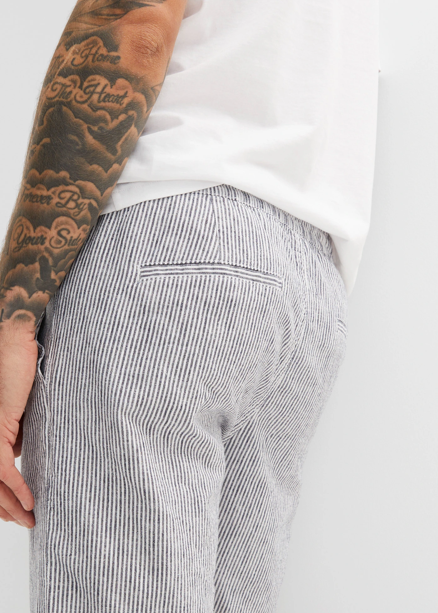 Bermude din amestec lejer cu in, Regular Fit • bleumarin/alb cu dungi • magazin bonprix