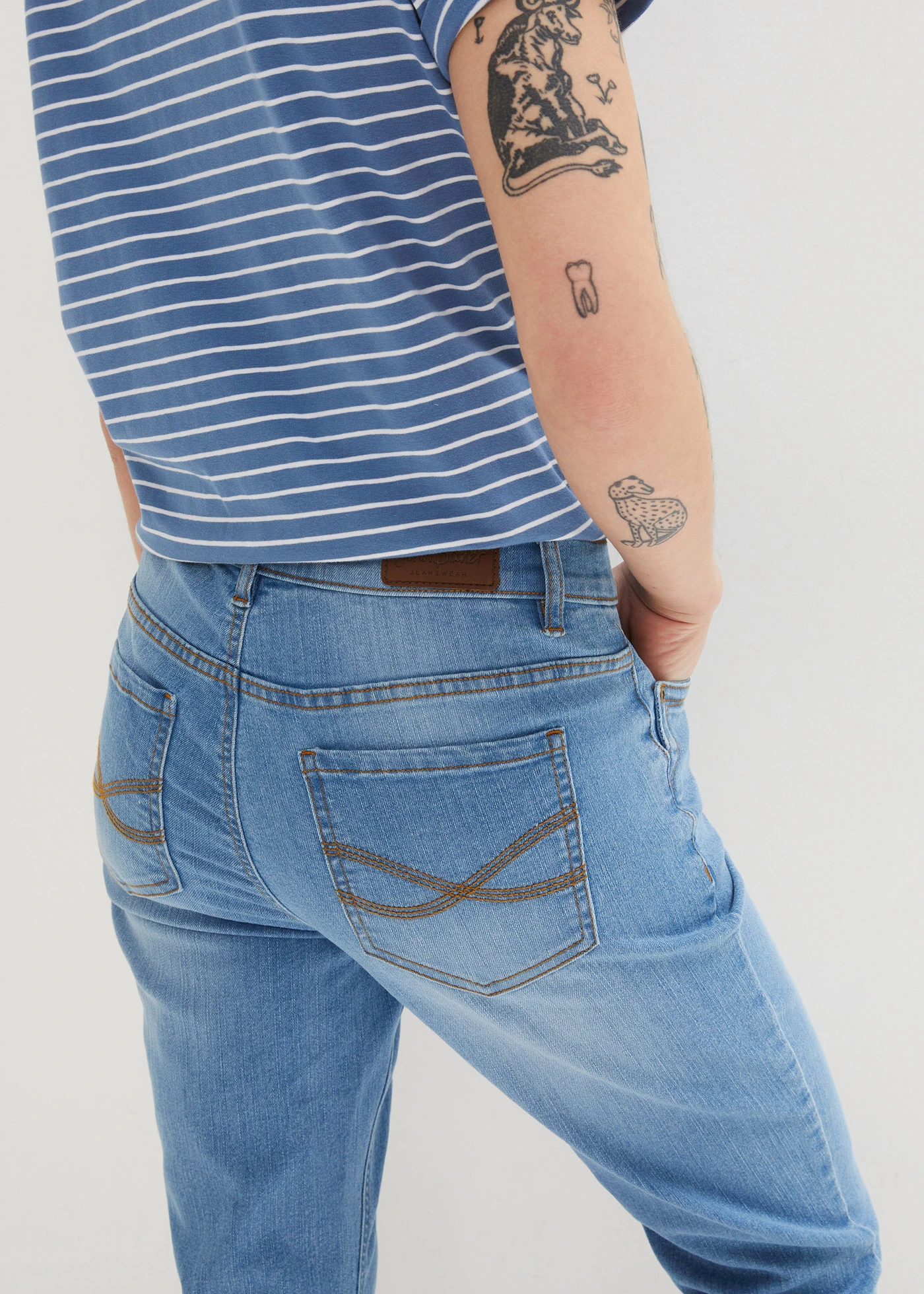 Capri džíny, Mid Waist, Slim Fit • světle modrý denim used • bonprix obchod