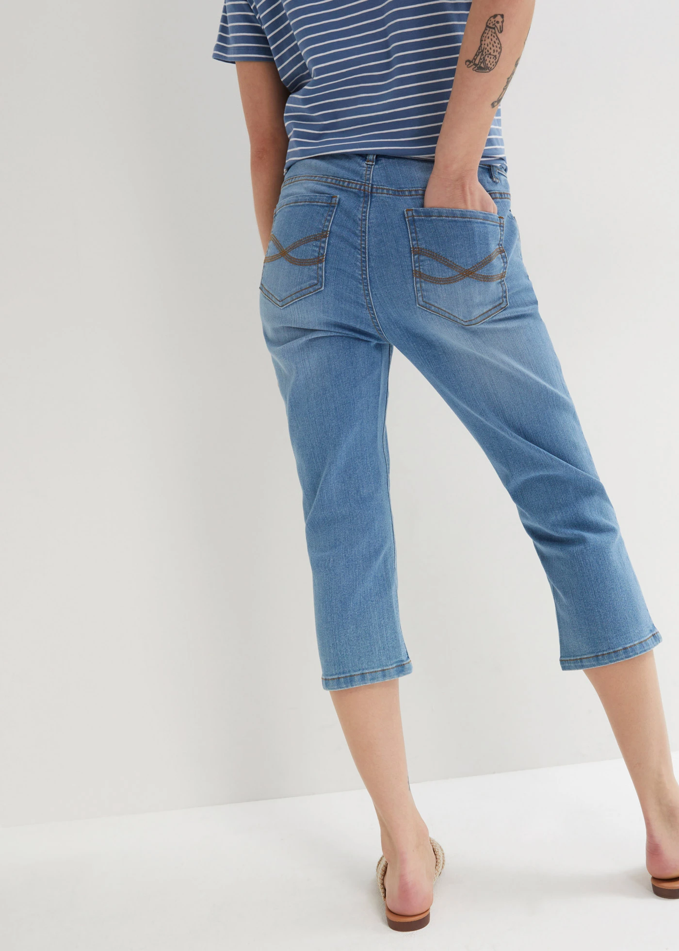 Capri džíny, Mid Waist, Slim Fit • světle modrý denim used • bonprix obchod