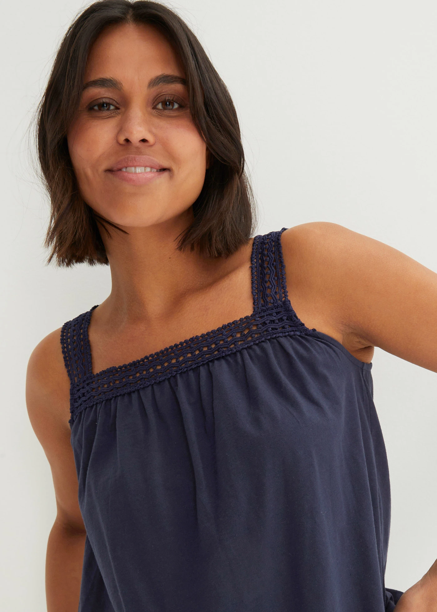 Losjes vallende top met kanten schouderbandjes • donkerblauw • bonprix online shop