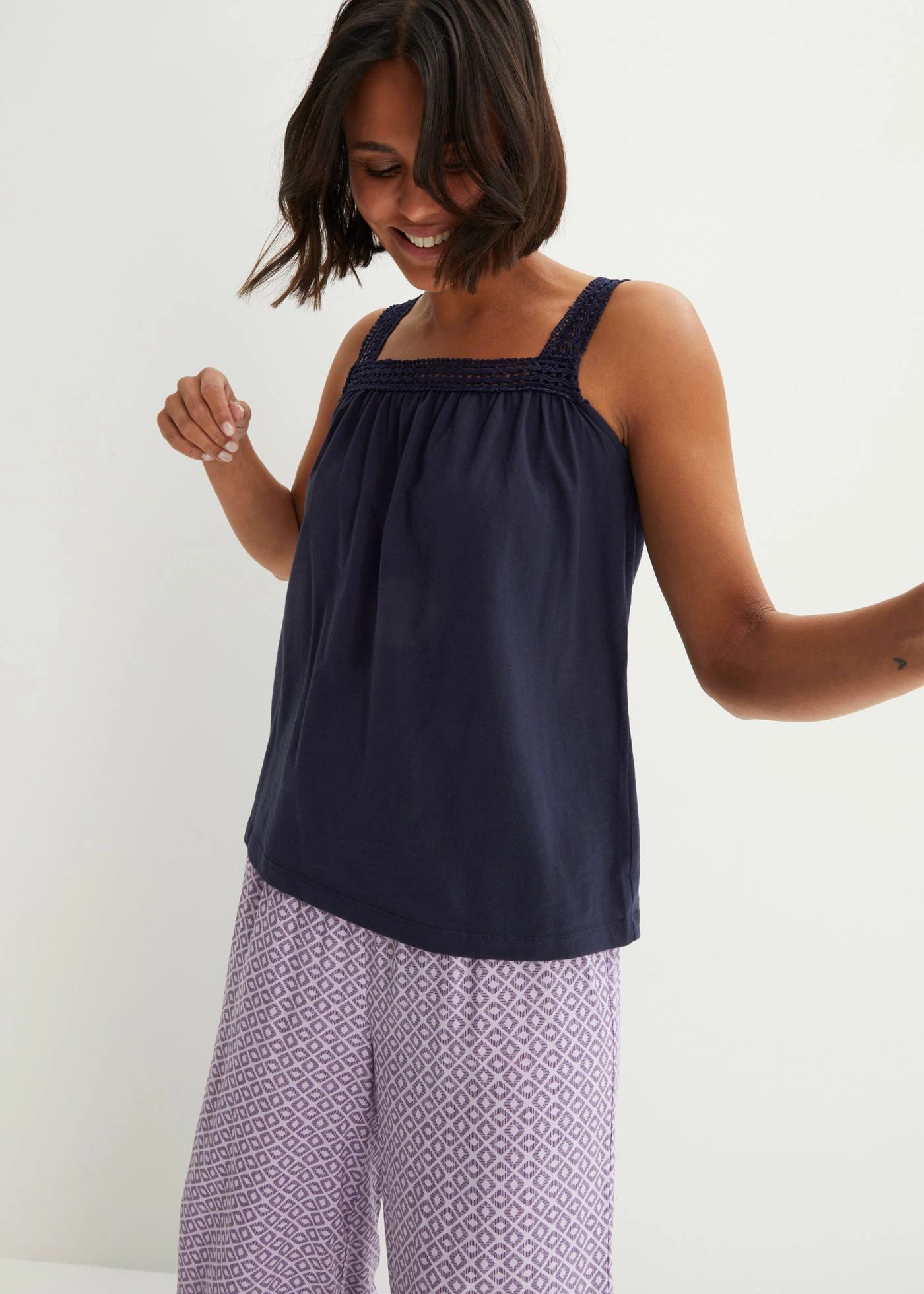 Losjes vallende top met kanten schouderbandjes • donkerblauw • bonprix online shop