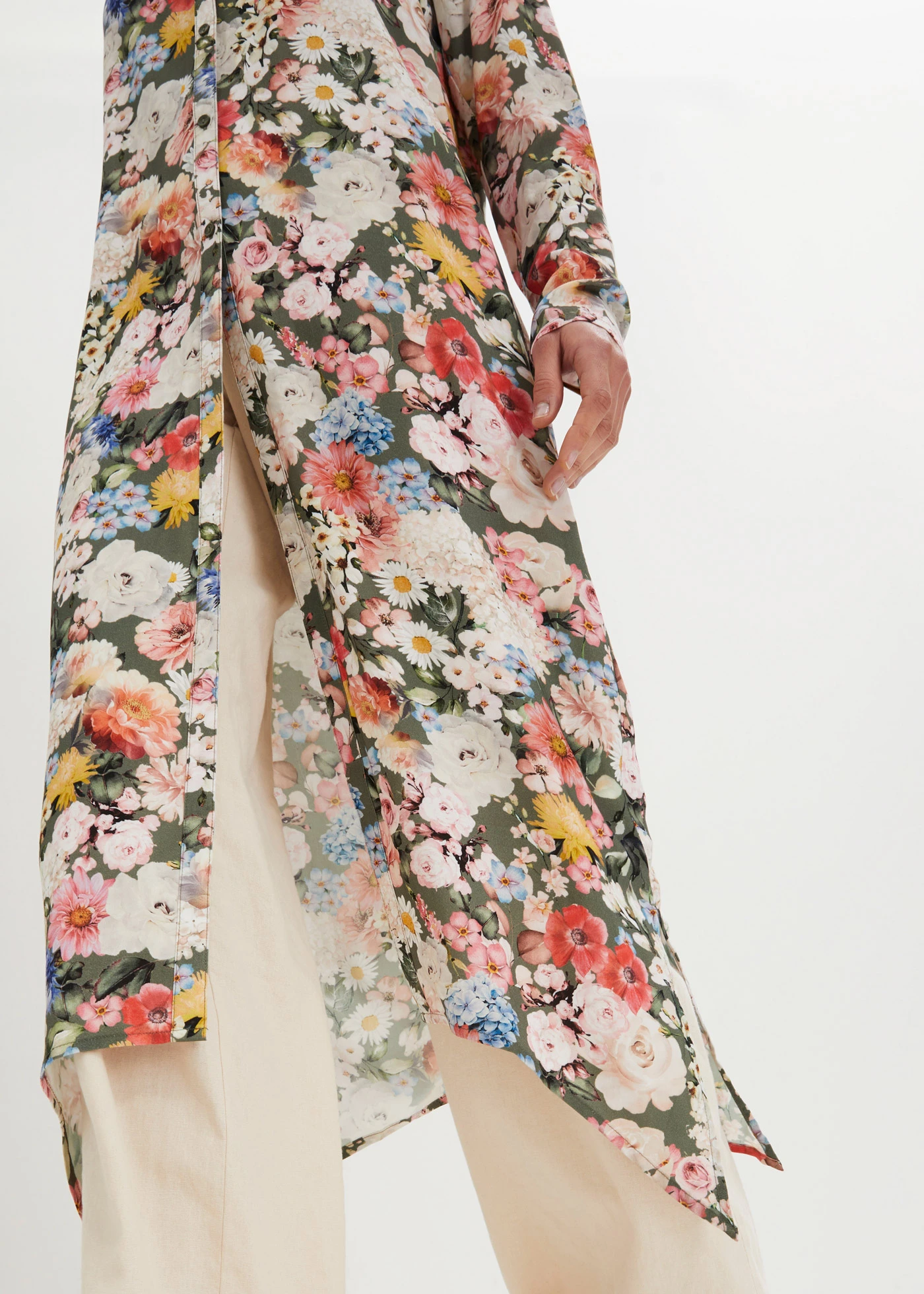 Dlouhá halenka ze splývavé viskózy • olivová s květy • bonprix obchod