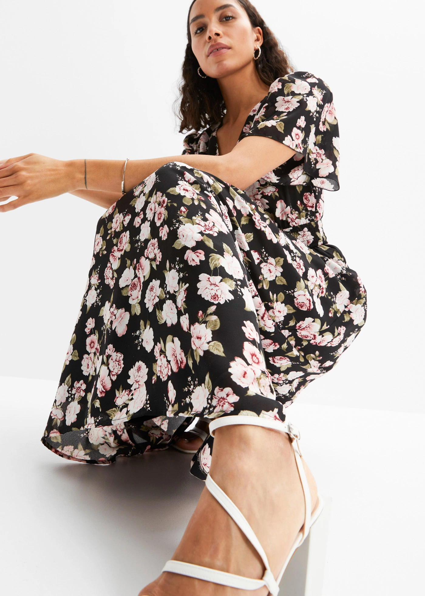 Robe longue à imprimé floral • noir avec roses • Boutique bonprix