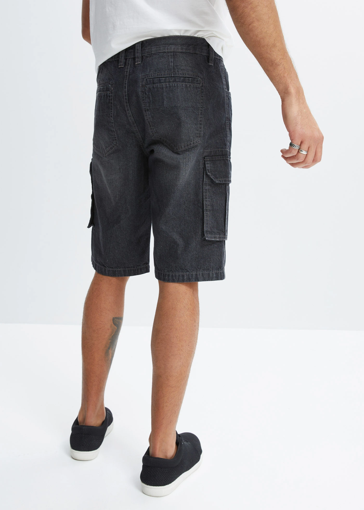 Długie jeansowe bermudy bojówki, relaxed fit • czarny denim • sklep bonprix