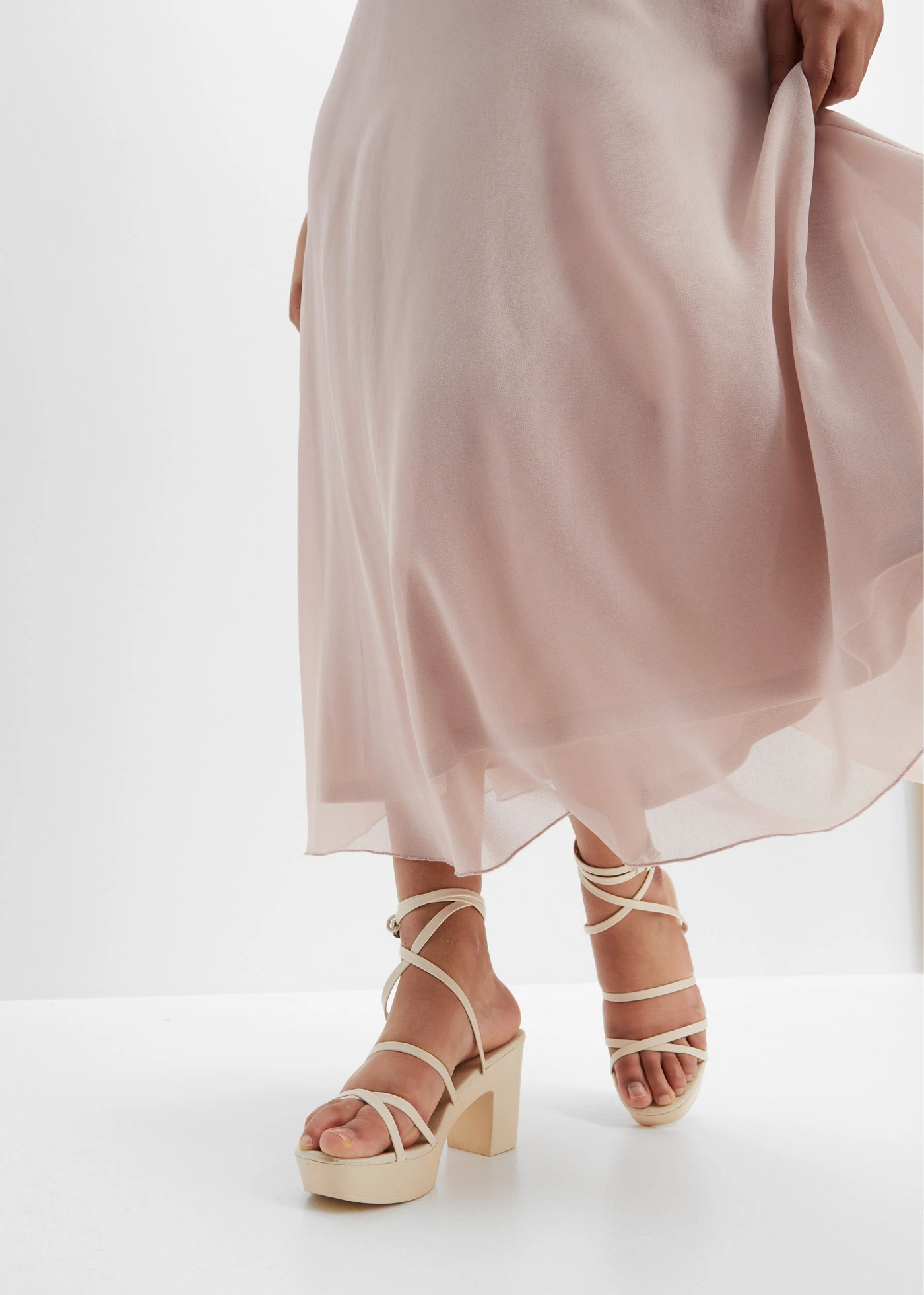 Šaty na ramínka, s výšivkou s flitry • světle růžová plus size • bonprix obchod