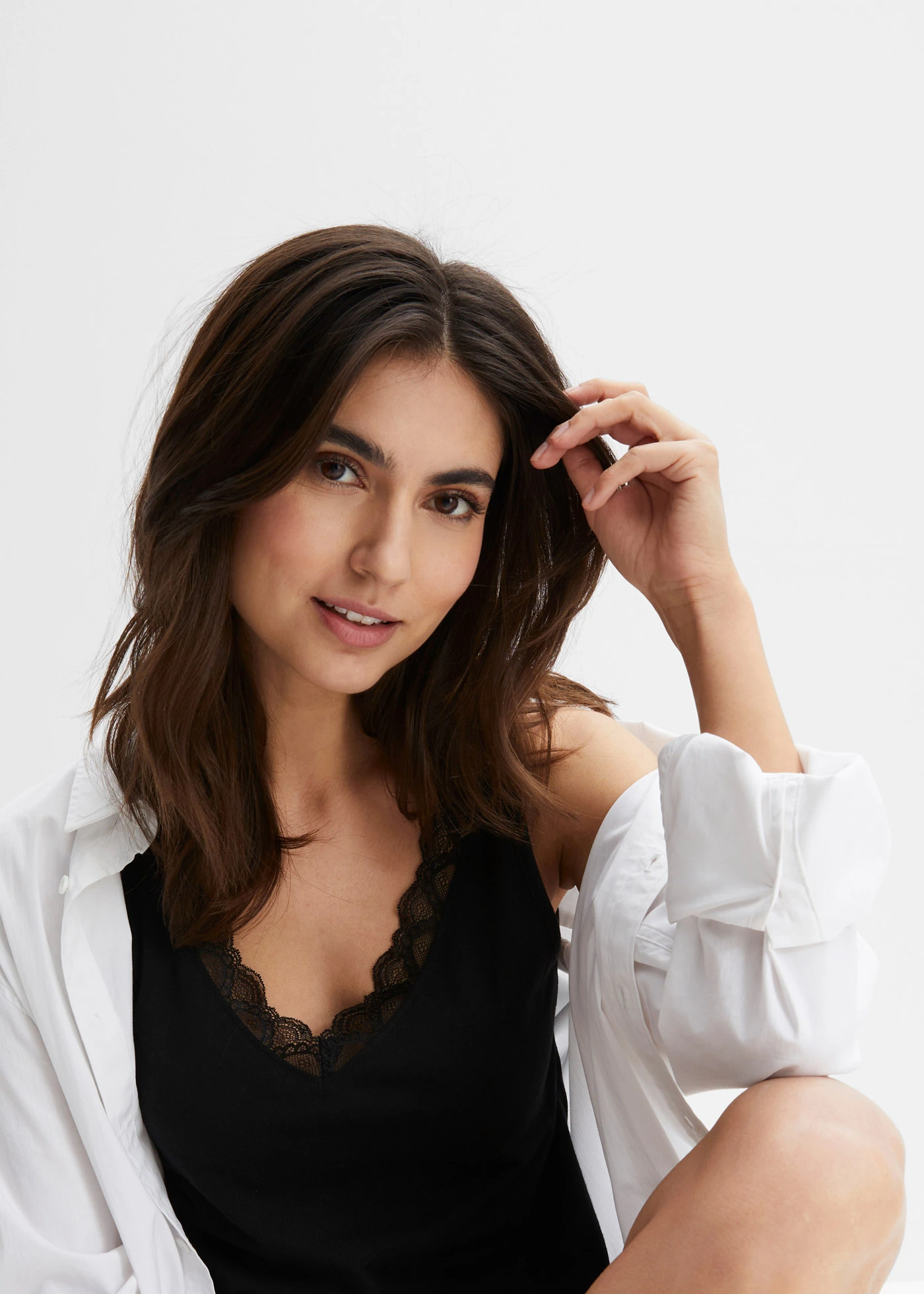 Pijama cu pantaloni scurți cu dantelă fină • negru/alb cu dungi • magazin bonprix