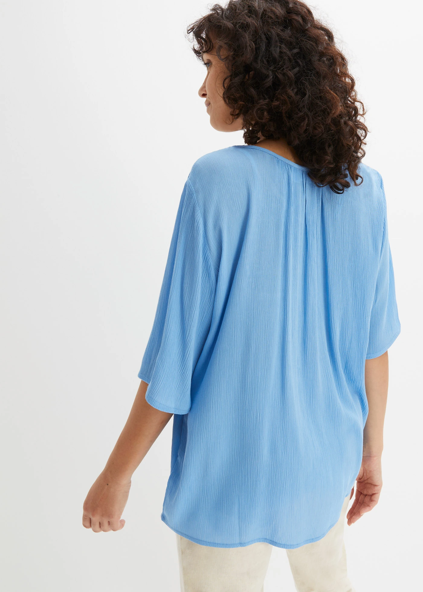 Tunique en viscose douce et texturée • bleu brillant floral • Boutique bonprix