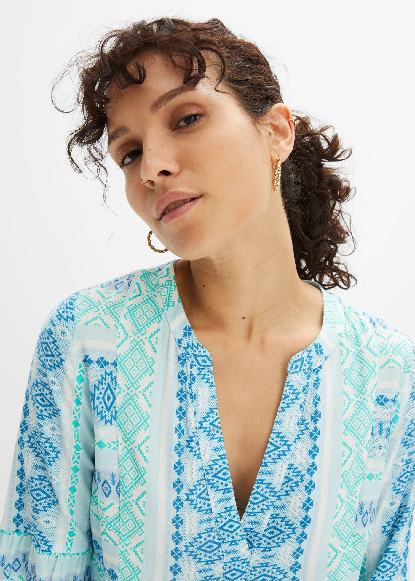 Tunikové šaty ze splývavé viskózy • mořská modro-přírodní bílá s potiskem • bonprix obchod