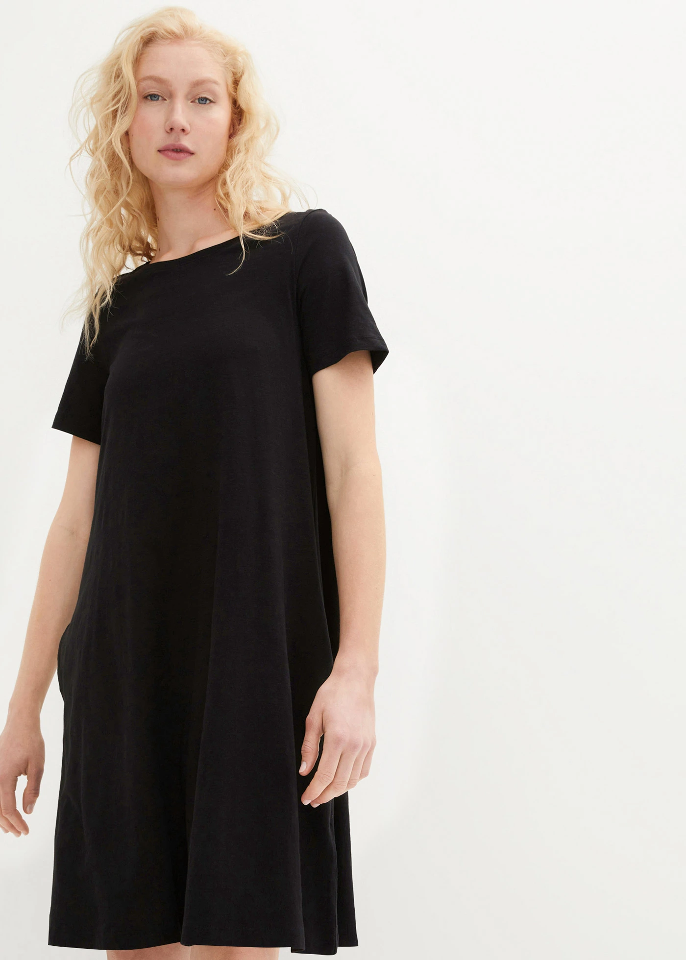 Rochie din tricot de bumbac cu fire cu flameuri • negru • magazin bonprix