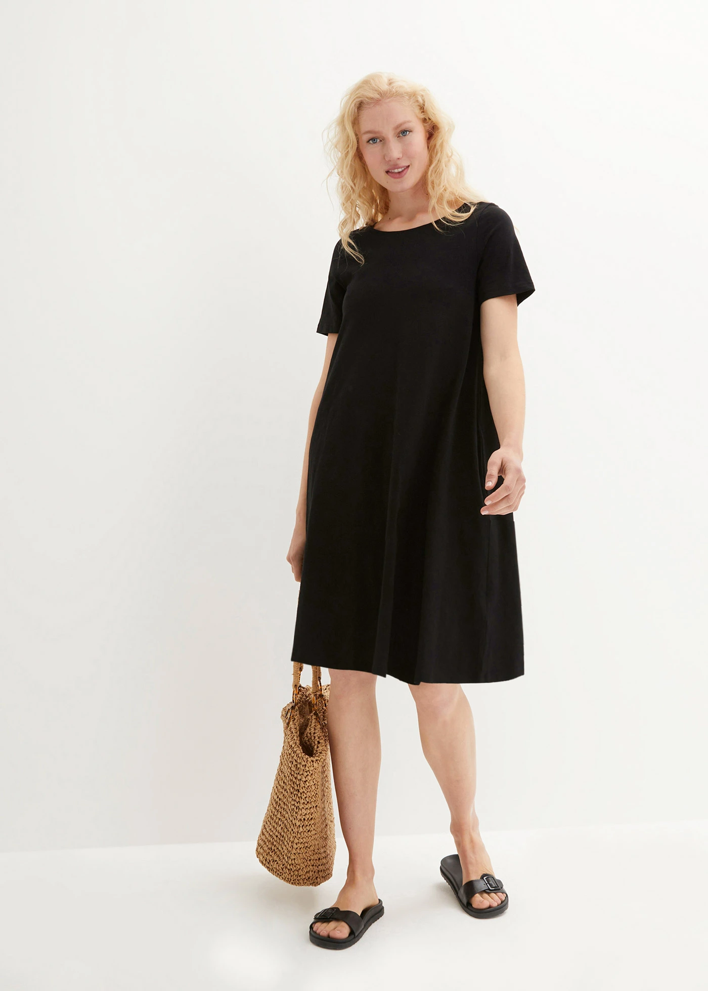 Rochie din tricot de bumbac cu fire cu flameuri • negru • magazin bonprix