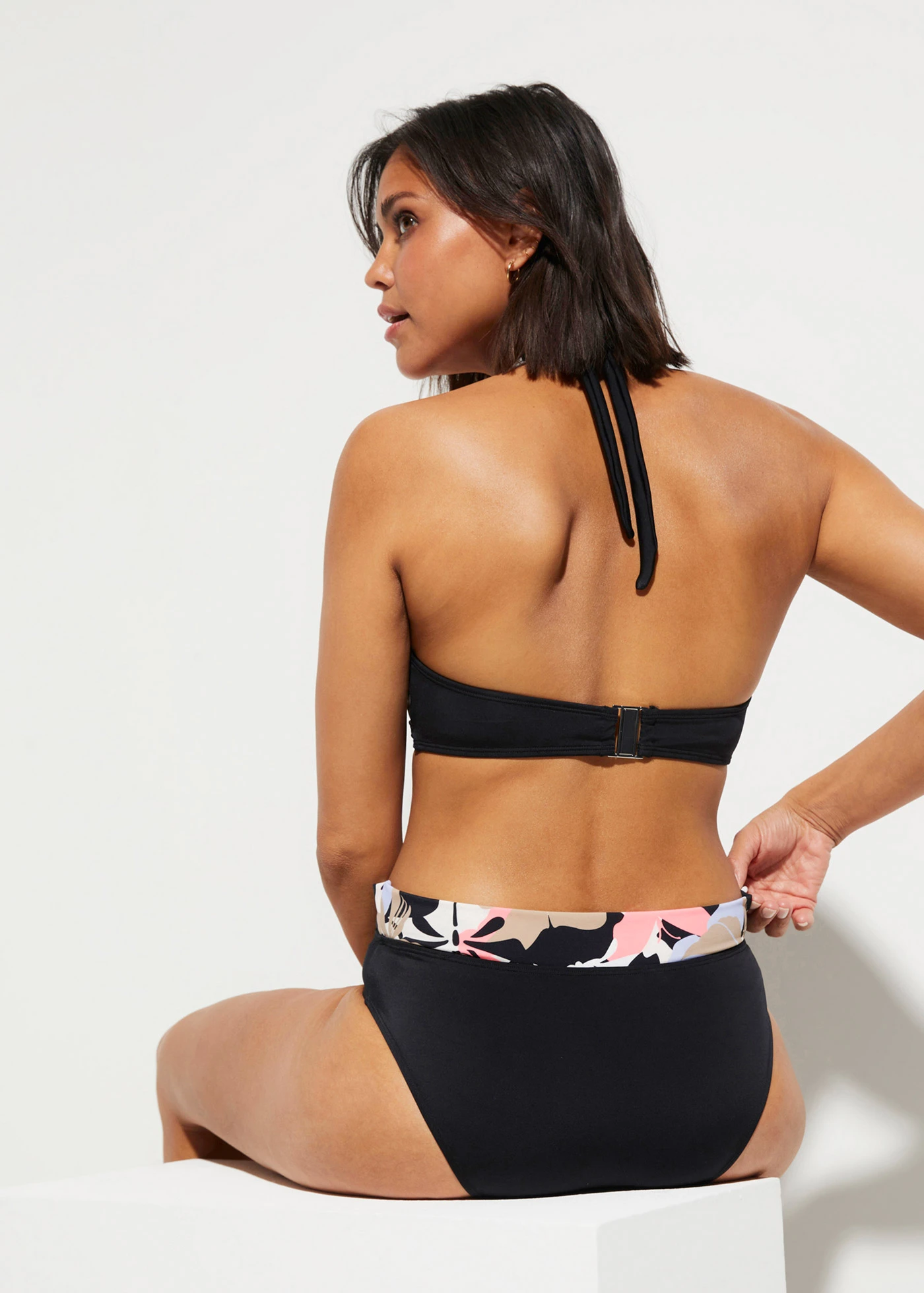 Bikiny s ramínkem kolem krku (2dílná souprava) • růžovo-černá s květy • bonprix obchod