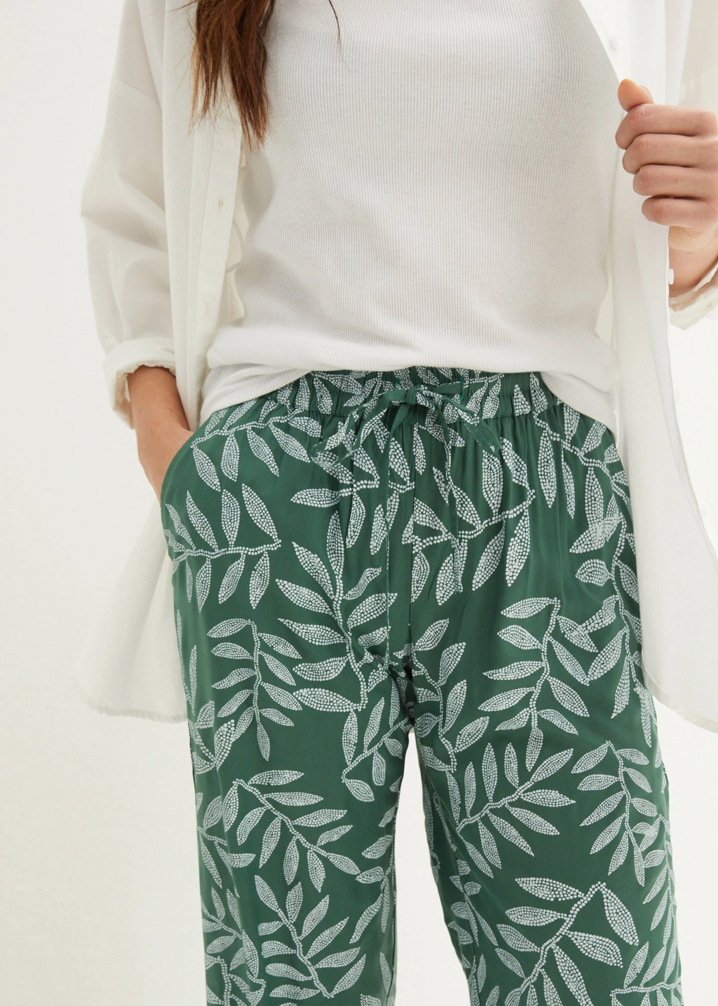 Pantaloni palazzo din viscoză fluidă • verde închis/alb imprimat • magazin bonprix