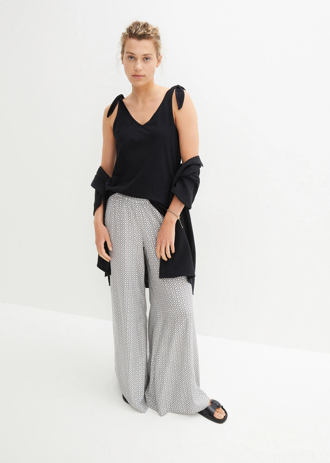 Top z ozdobnymi przewiązaniami, z bawełny organicznej • czarny • sklep bonprix