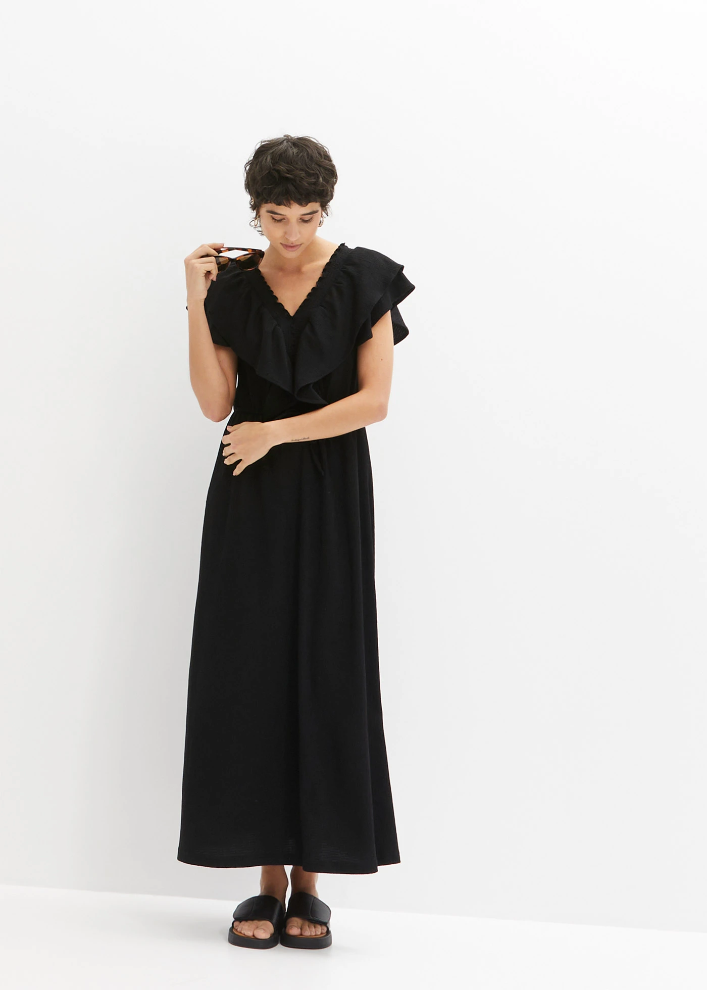 Robe longue à volants • noir • Boutique bonprix