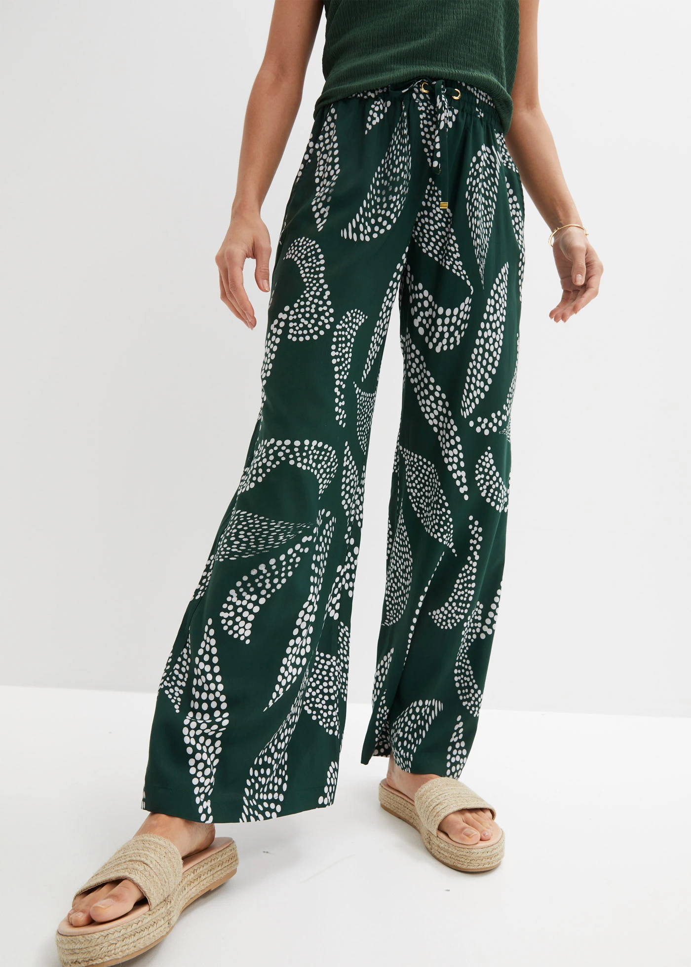 Pantalon large en viscose • vert foncé-écru imprimé • Boutique bonprix
