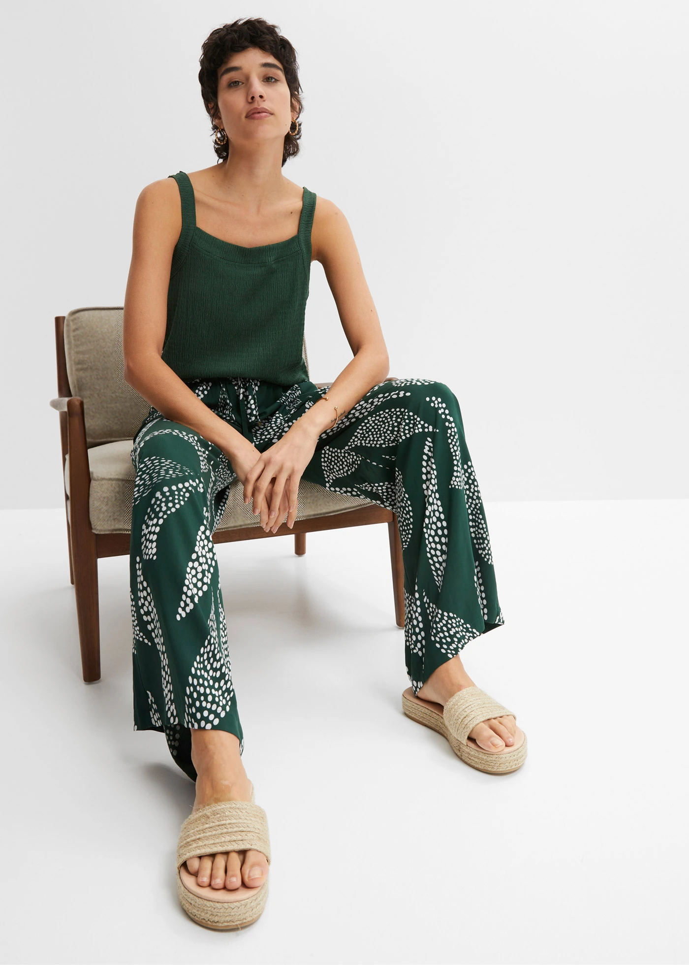 Pantalon large en viscose • vert foncé-écru imprimé • Boutique bonprix