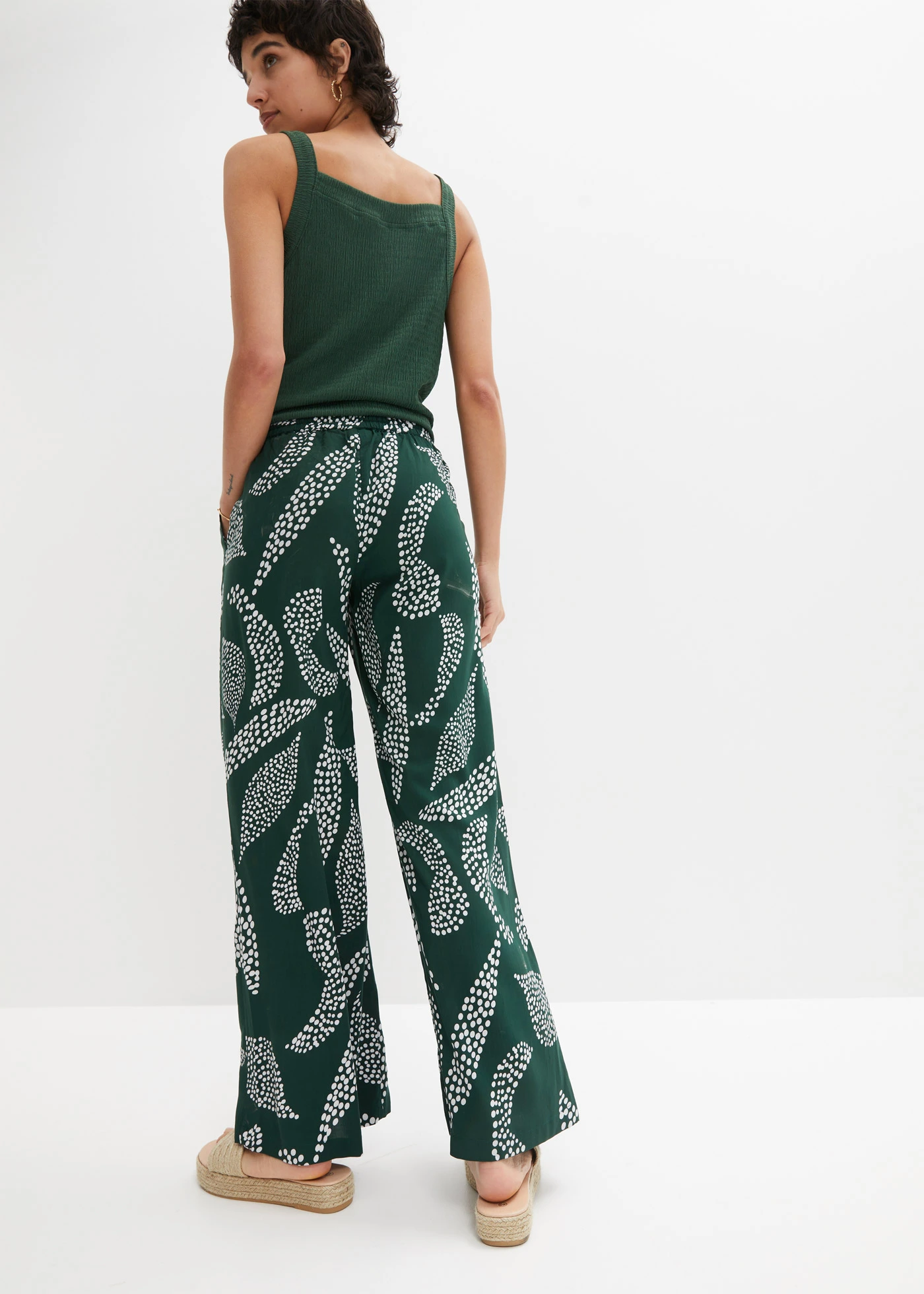 Pantaloni Marlene din viscoză fluidă • verde închis/ecru cu imprimeu • magazin bonprix