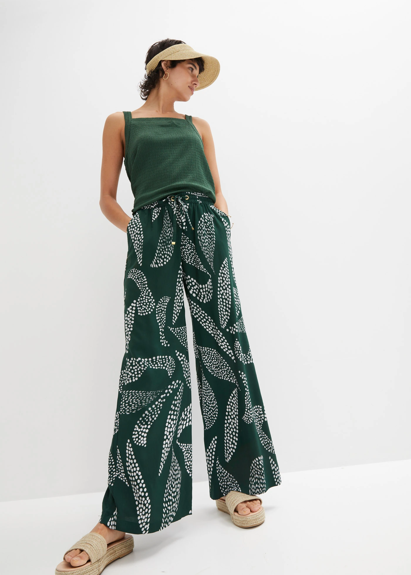 Pantaloni Marlene din viscoză fluidă • verde închis/ecru cu imprimeu • magazin bonprix