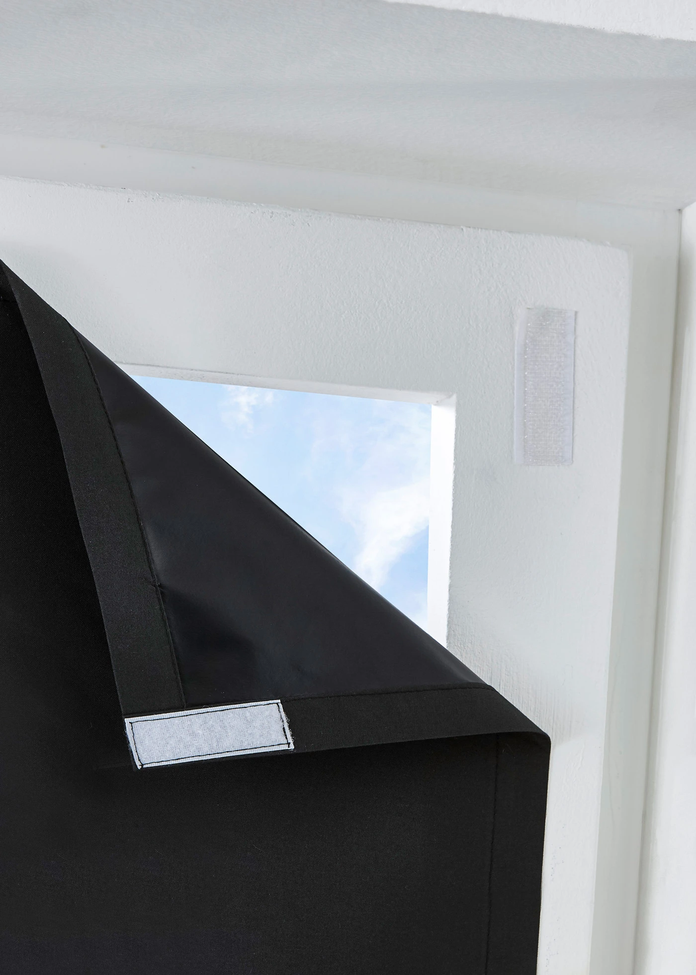Verduisterende raamfolie met klittenband • zwart • bonprix online shop