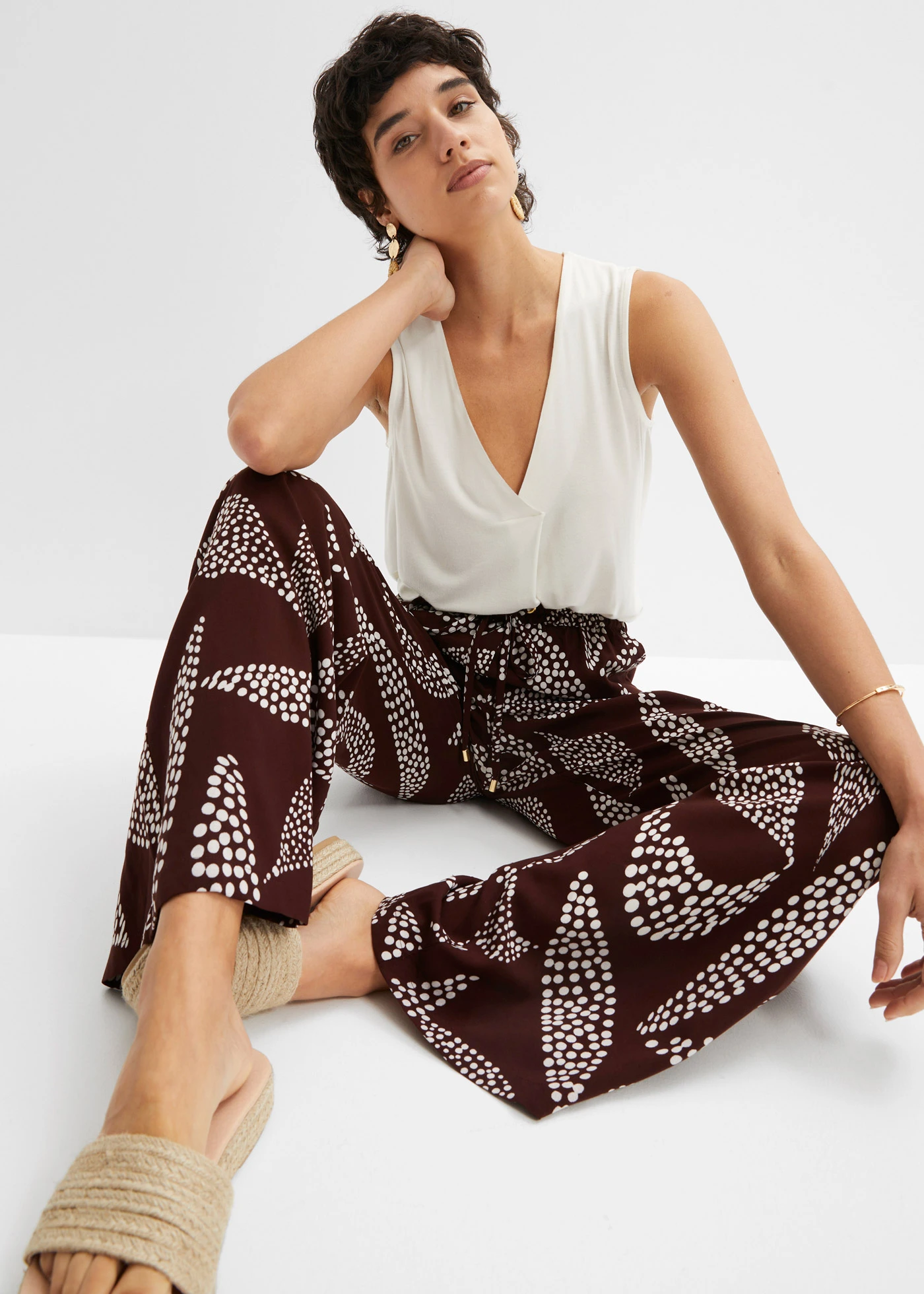 Pantalon large en viscose • acajou foncé/écru imprimé • Boutique bonprix