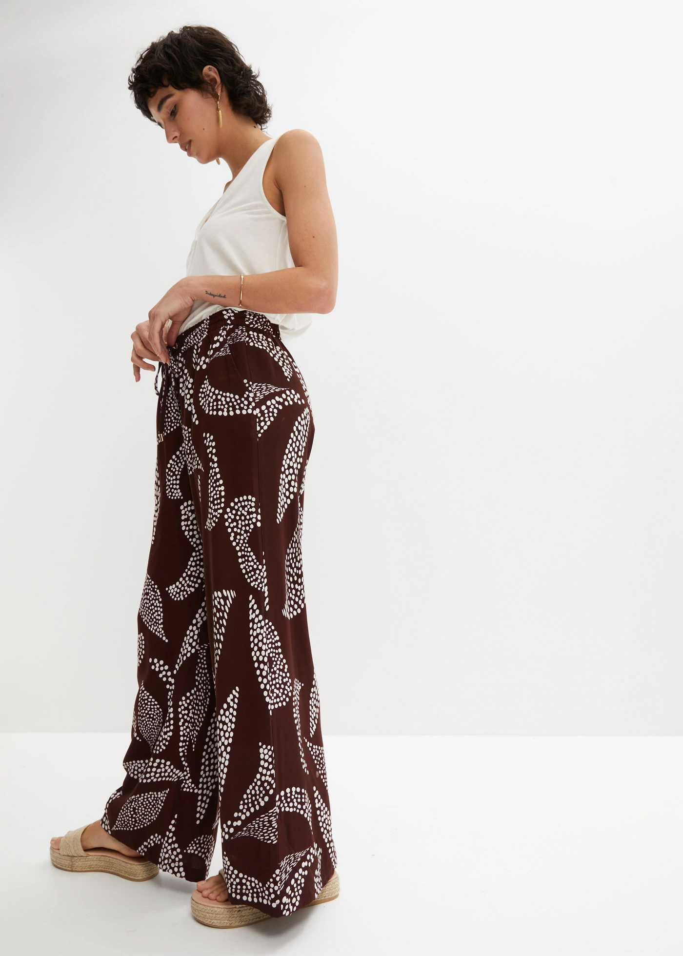 Pantaloni Marlene din viscoză fluidă • maro-teracotă-ecru cu imprimeu • magazin bonprix