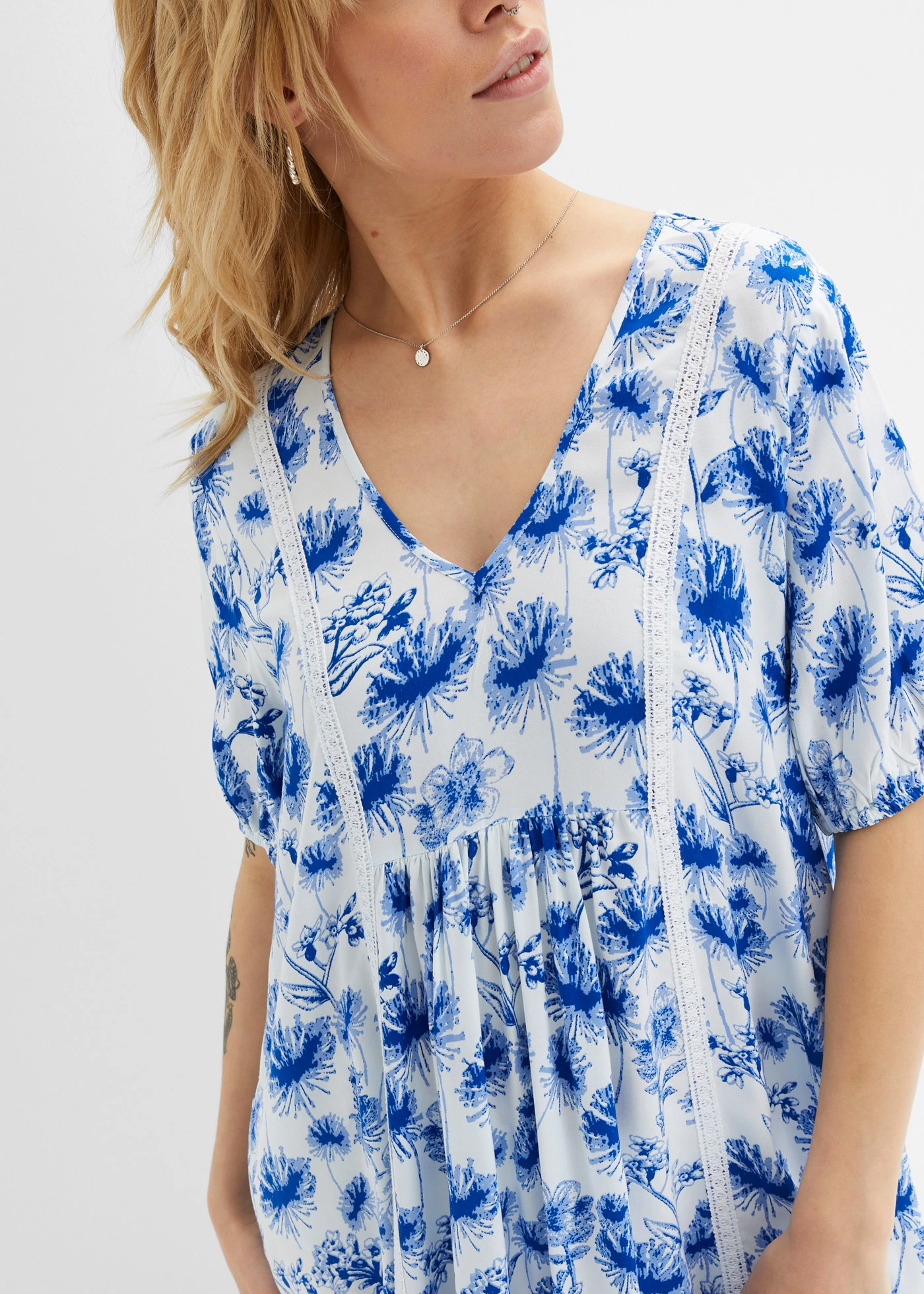 Tunikové šaty s čipkou a balónovými rukávmi, dĺžka po kolená • biela/azúrovo modrá/perlovo modrá • obchod bonprix