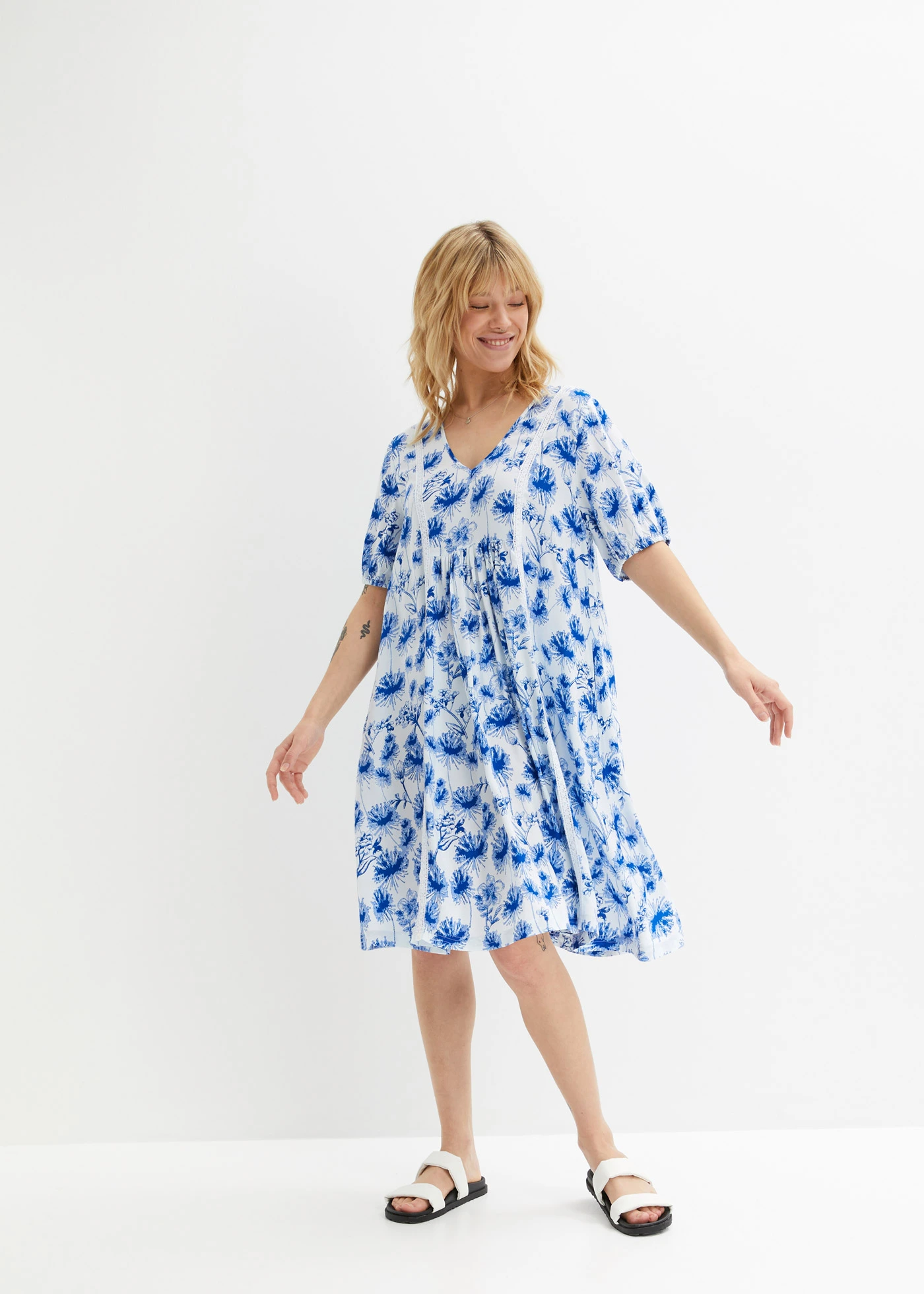 Rochie mini din viscoză • alb-albastru cu imprimeu • magazin bonprix