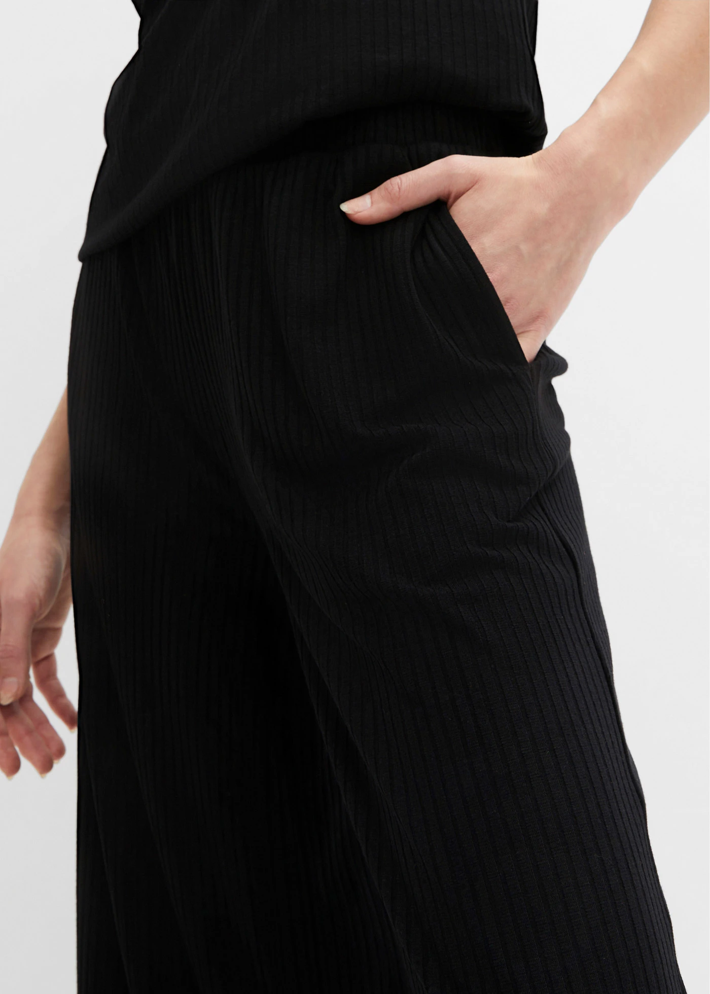 Geribde jersey broek met comfortabele tailleband • zwart • bonprix online shop