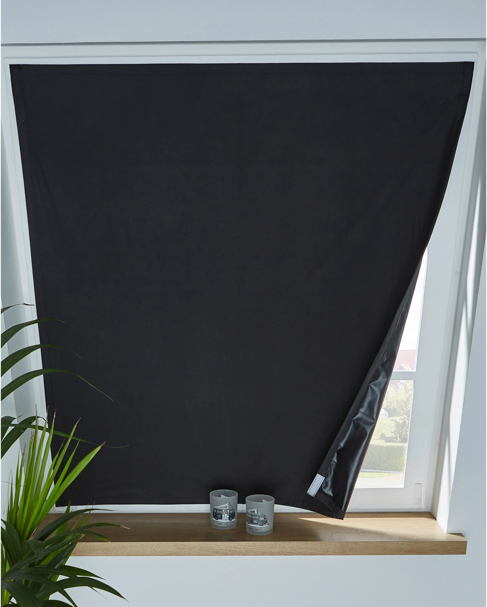 Verduisterende raamfolie met klittenband • zwart • bonprix online shop