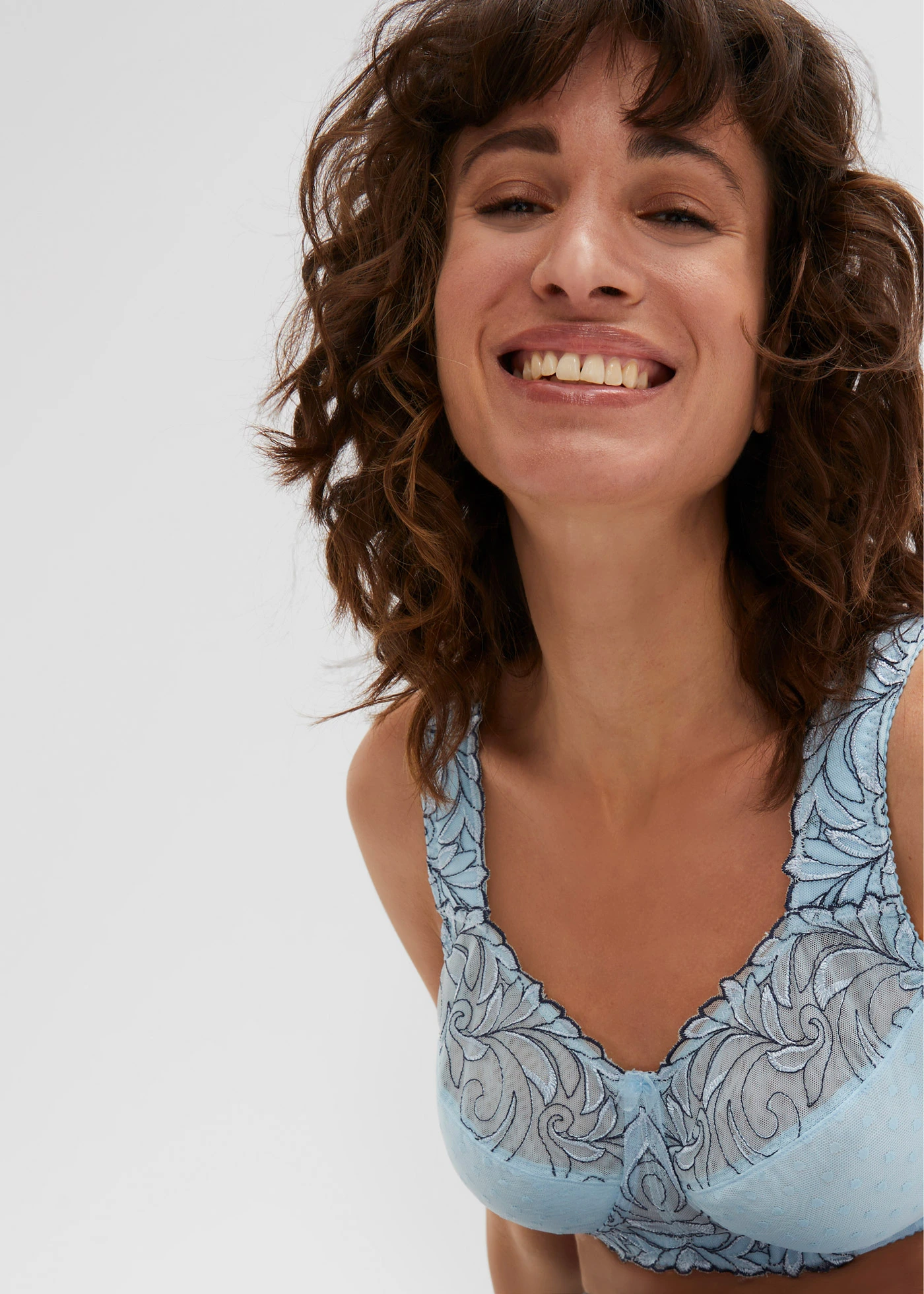 Odlehčující podprsenka bez kostic, s polstrovanými ramínky • mlhově modro-tmavě modrá • bonprix obchod