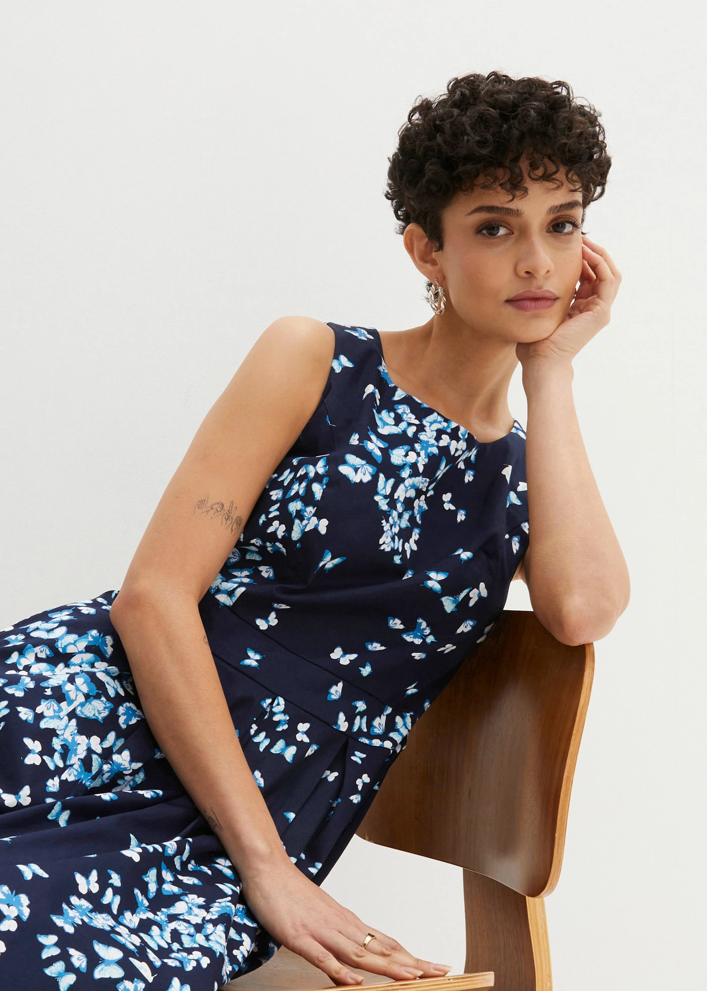 Jurk met permanente plooien en zakken • donkerblauw-wolwit • bonprix online shop