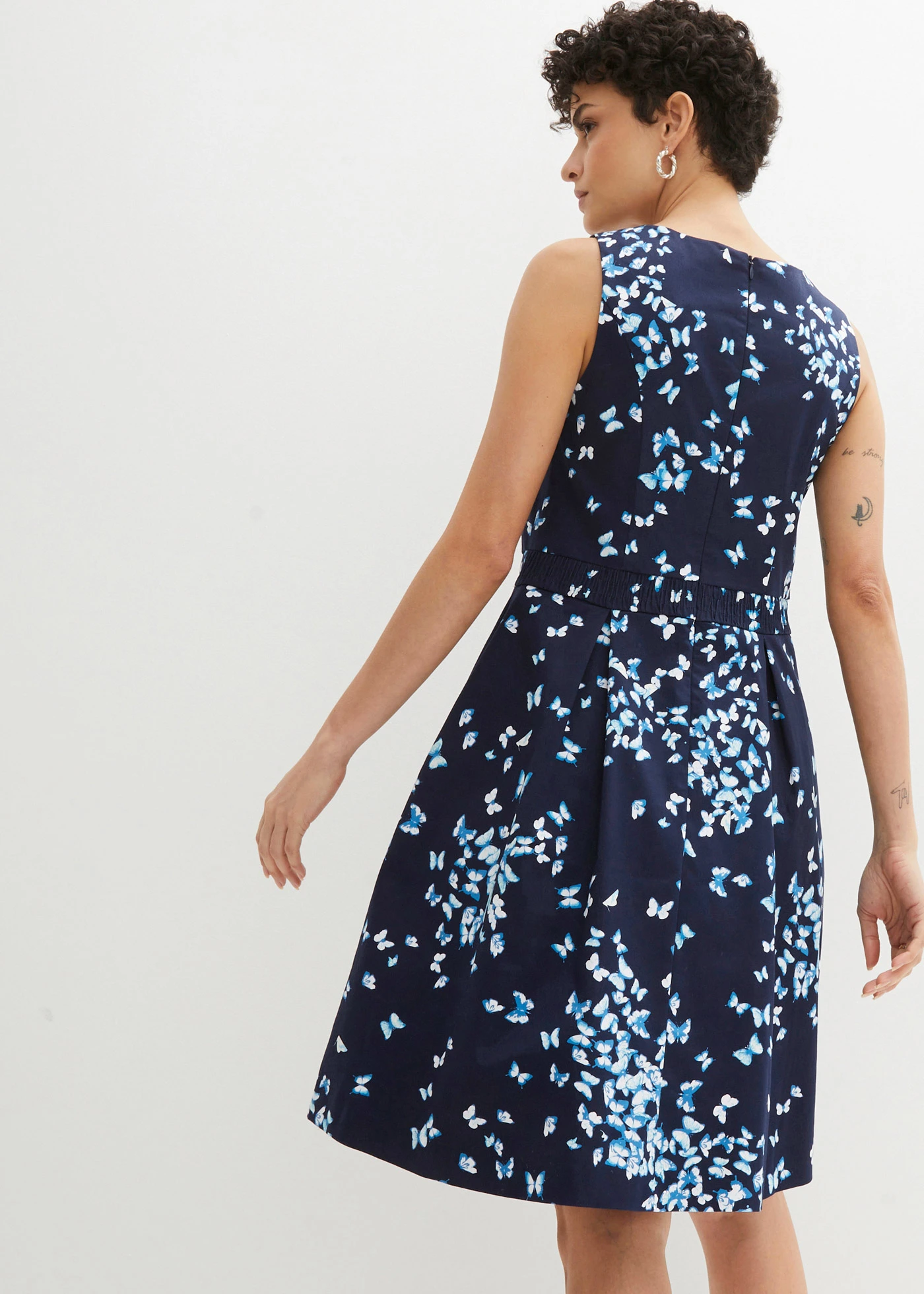 Jurk met permanente plooien en zakken • donkerblauw-wolwit • bonprix online shop