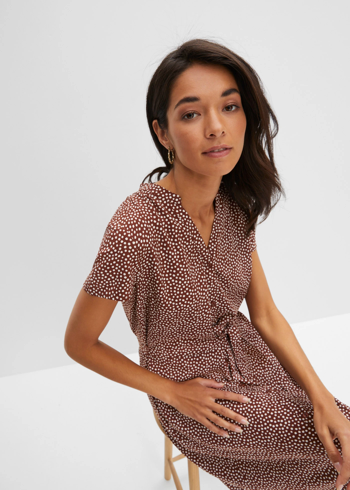 Halenkové šaty s puntíky • puntíkované kouřově hnědá-bílá • bonprix obchod