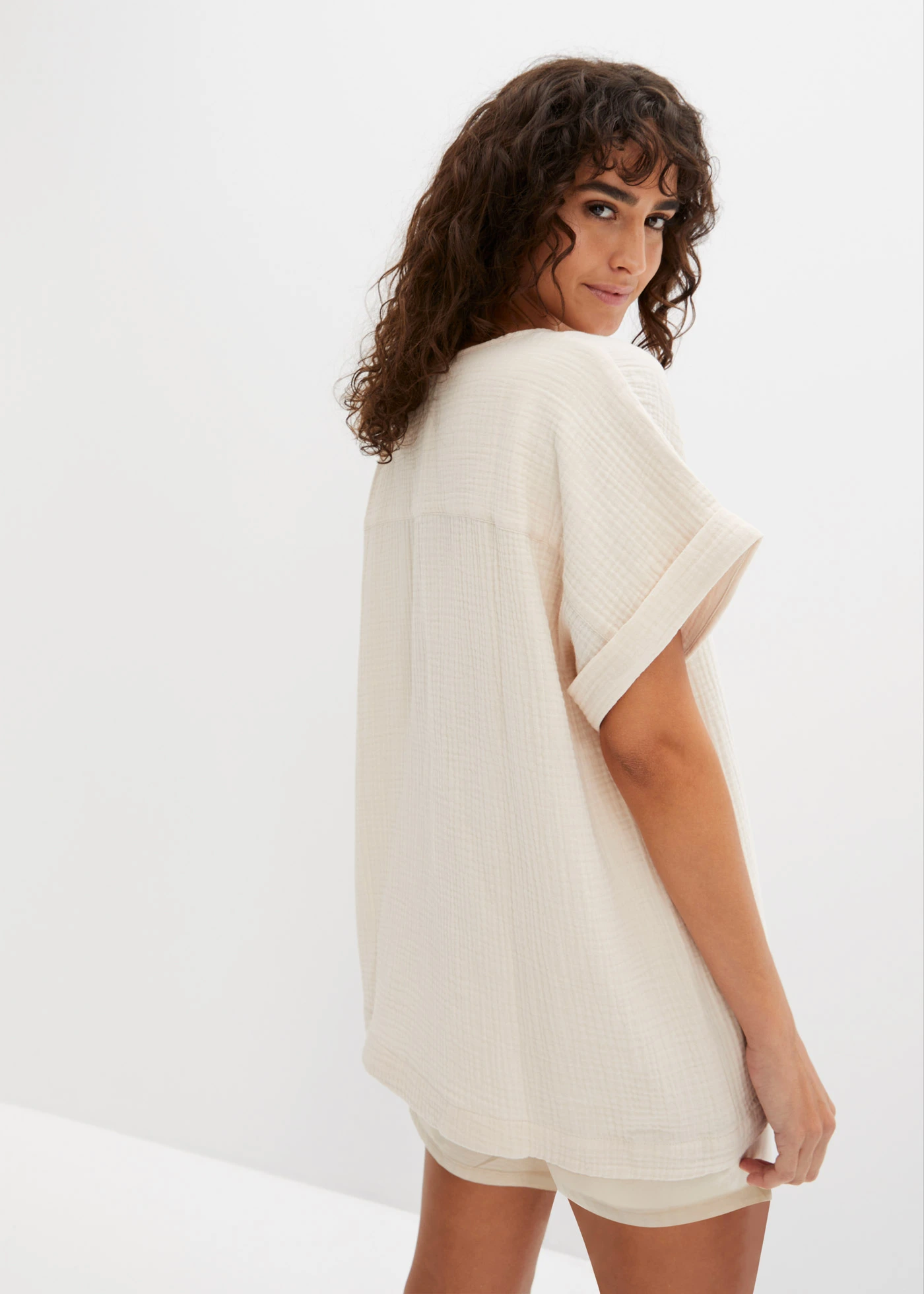 Mousseline blouse met korte mouwen • kiezelgrijs • product-page.page-title-suffix