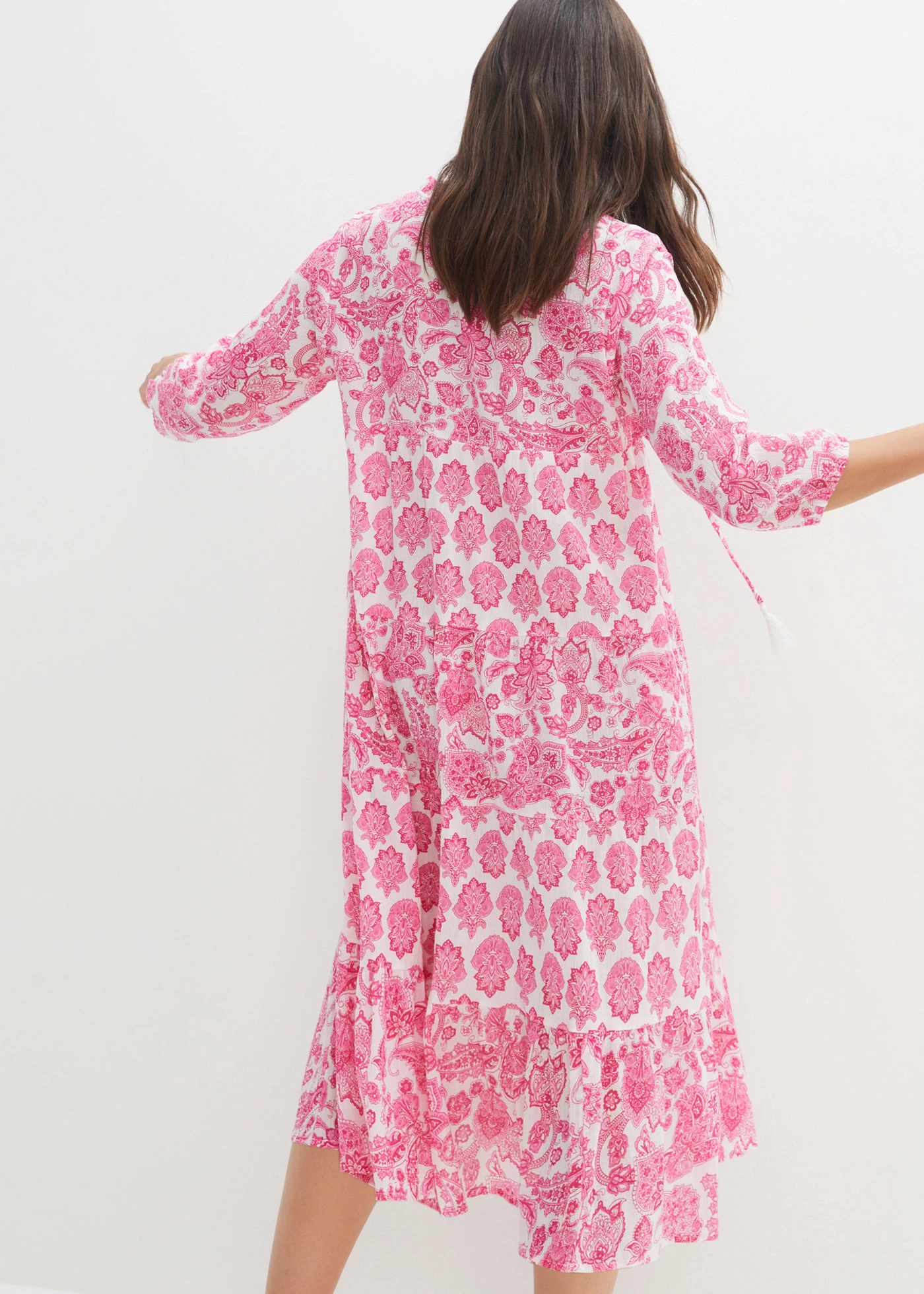 Robe midi en crépon de coton avec poches et manches 3/4 • écru/pink lady/rose paisley • Boutique bonprix