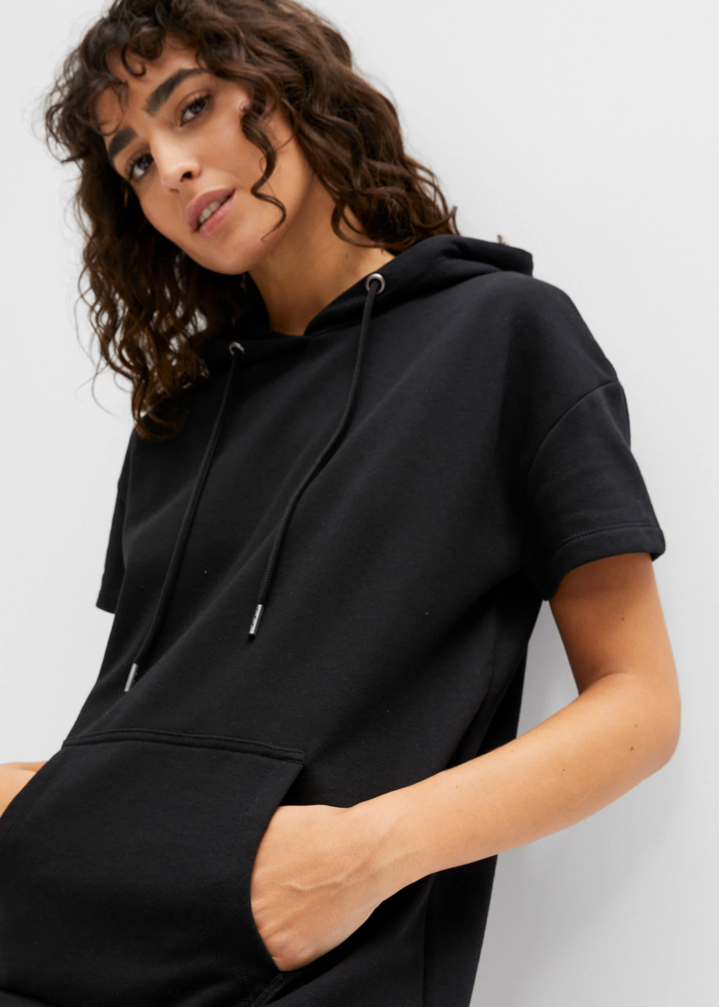 Robe sweat à capuche • noir • Boutique bonprix
