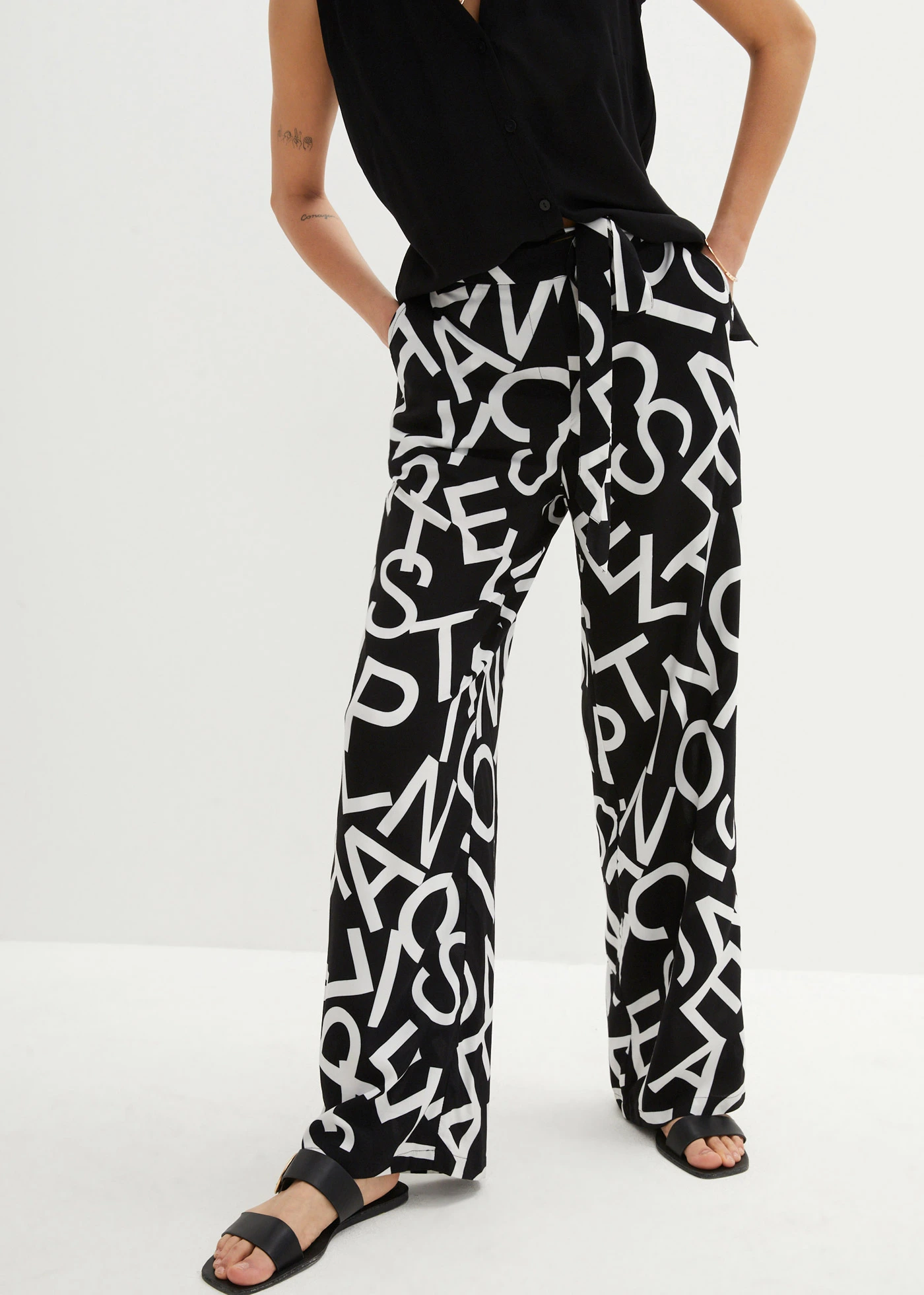 Marlene Dietrich broek met strikceintuur • zwart-wit grafische print • bonprix online shop