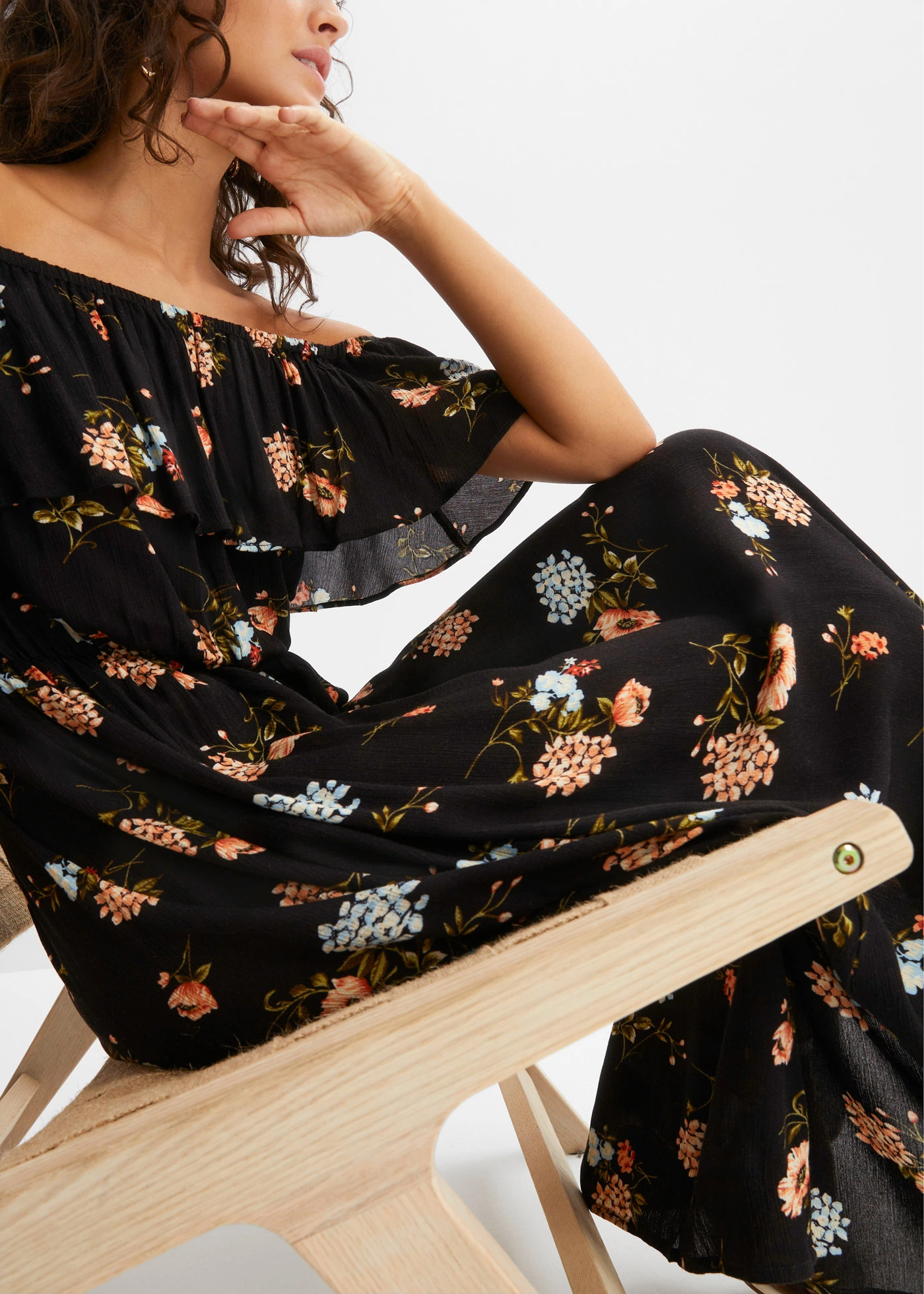 Rochie carmen din viscoză fluidă • negru floral • magazin bonprix