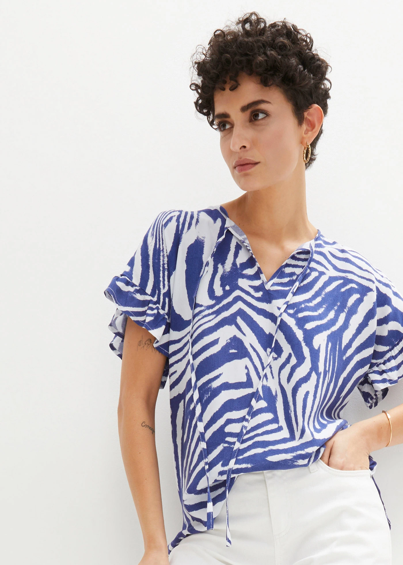 Volnější tunika z viskózy • bílo-drahokamově modrá se zebřím potiskem • bonprix obchod