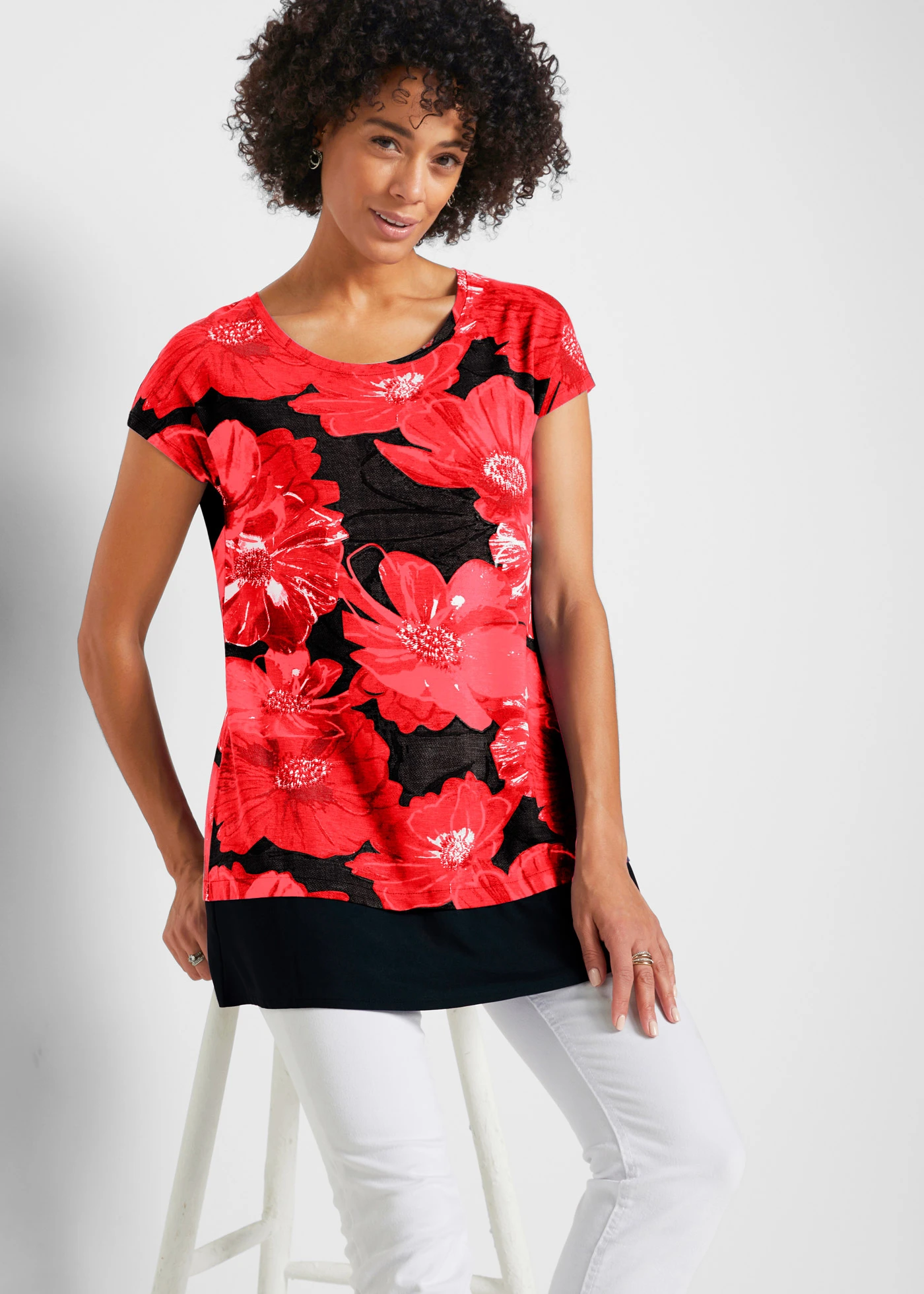 Długi T-shirt z szyfonem • czarno-czerwony w kwiaty • sklep bonprix